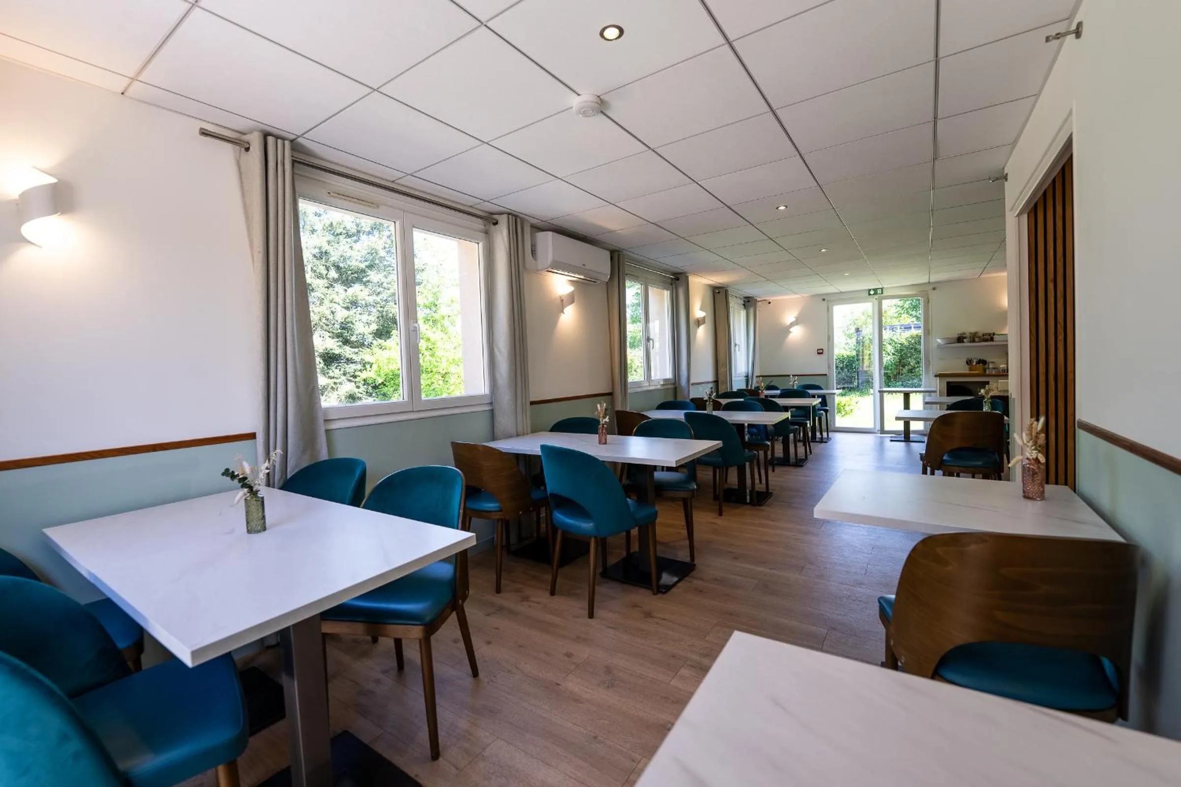 Restaurant/places to eat in Villa Hotel