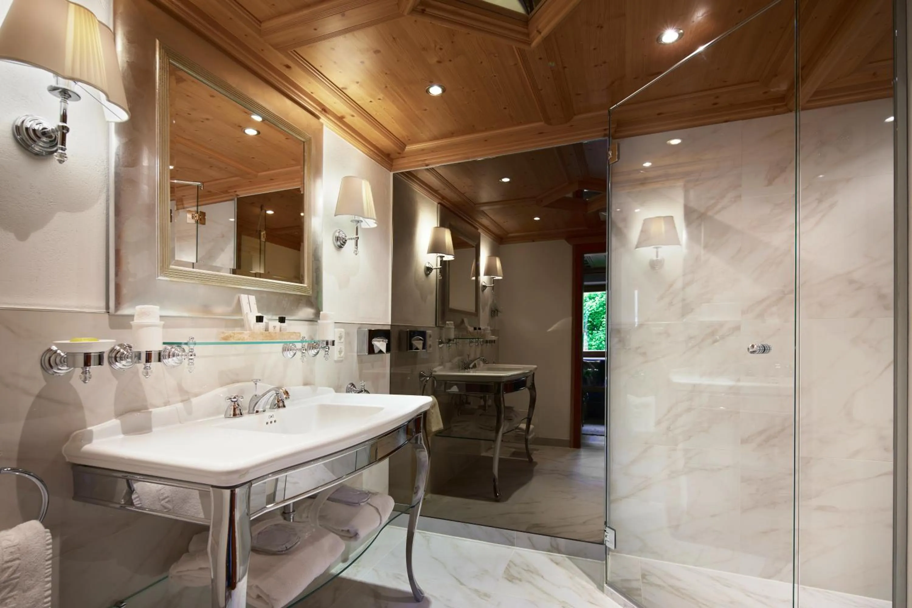 Shower in Relais & Châteaux Hotel Tennerhof