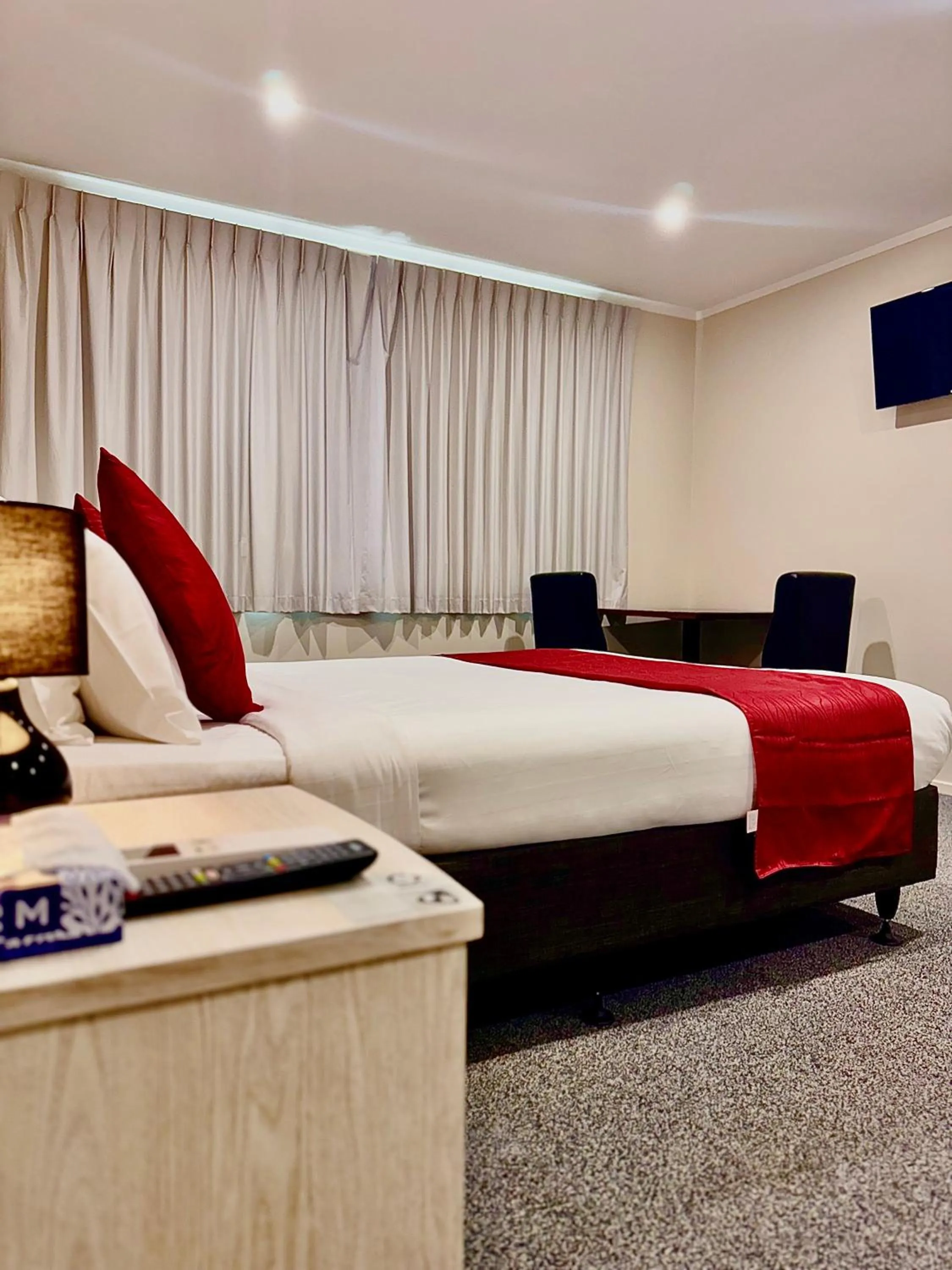 Bathroom, Bed in Bakers Lodge