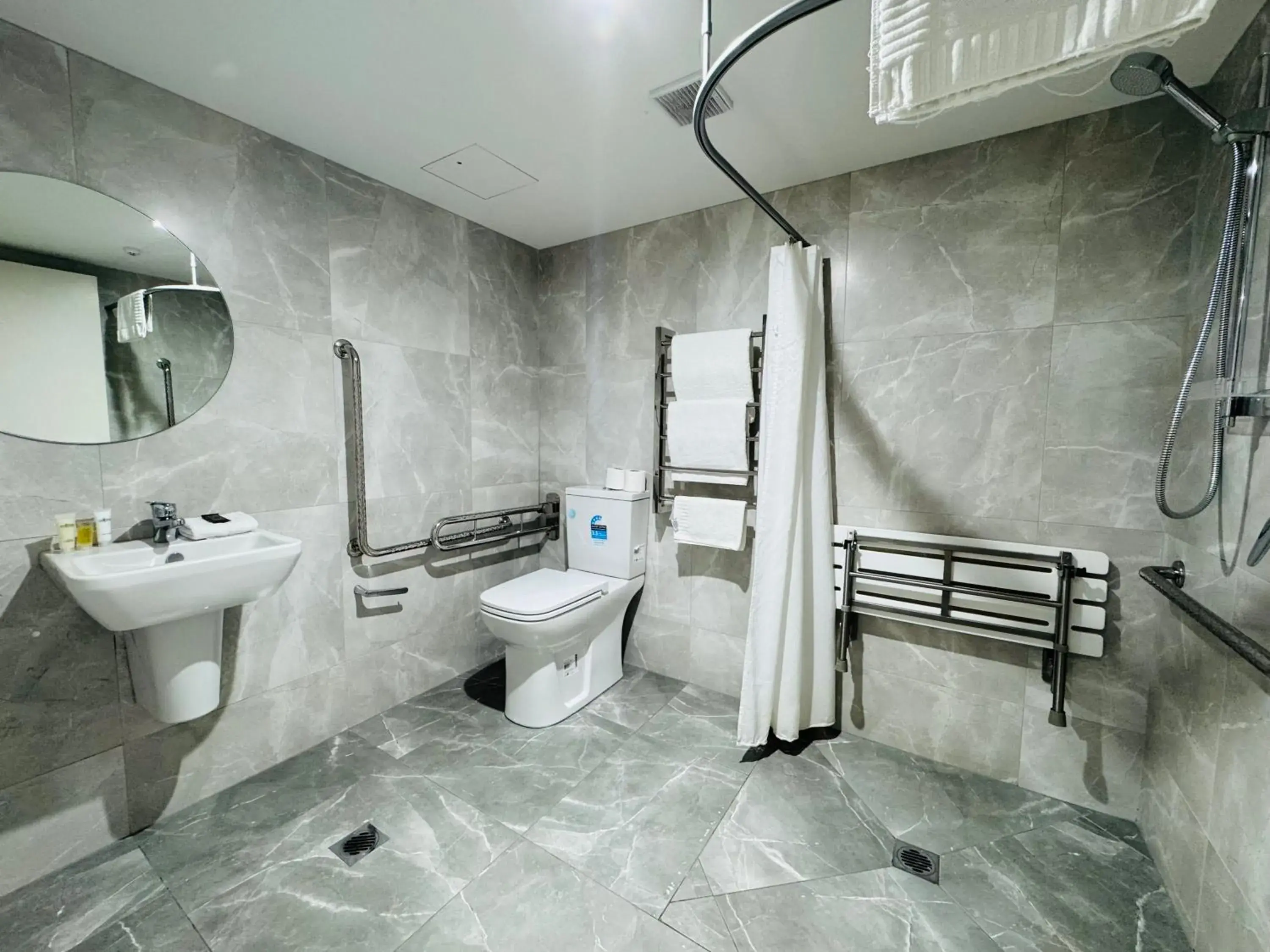 Double Room - Disability Access in Bakers Lodge Double Room - Disability Access in Bakers Lodge