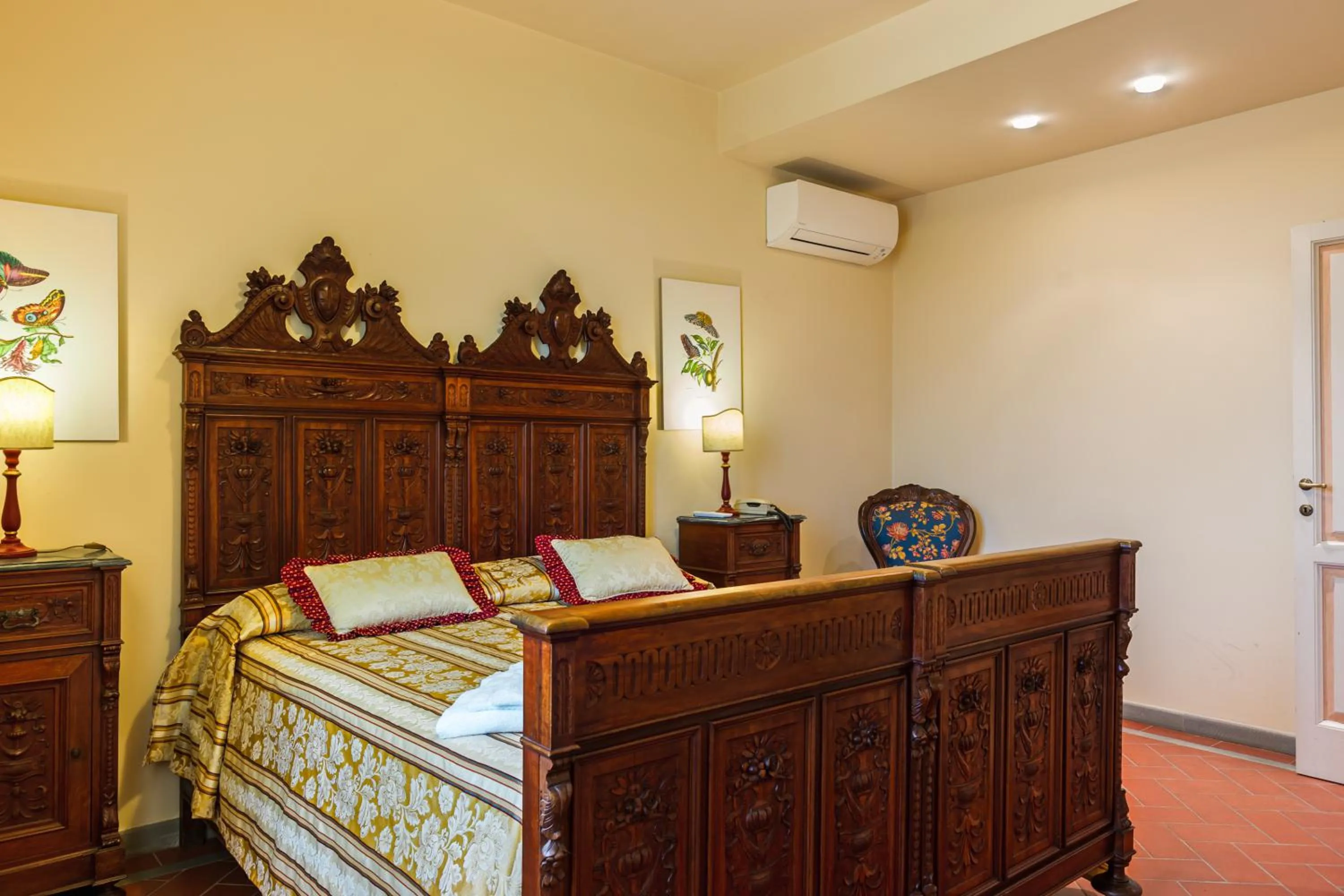 Photo of the whole room, Bed in Villa Colombai