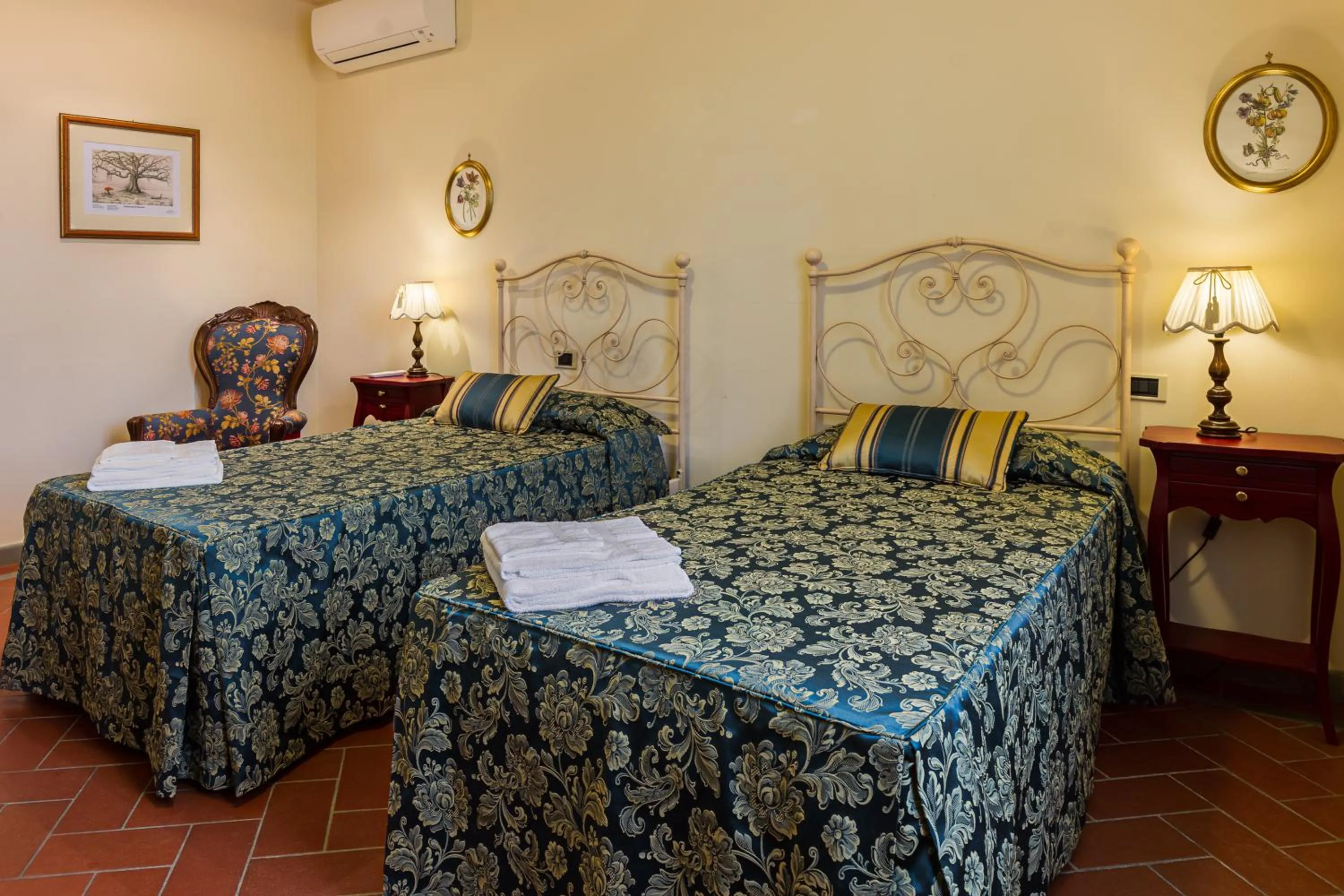 Photo of the whole room, Bed in Villa Colombai