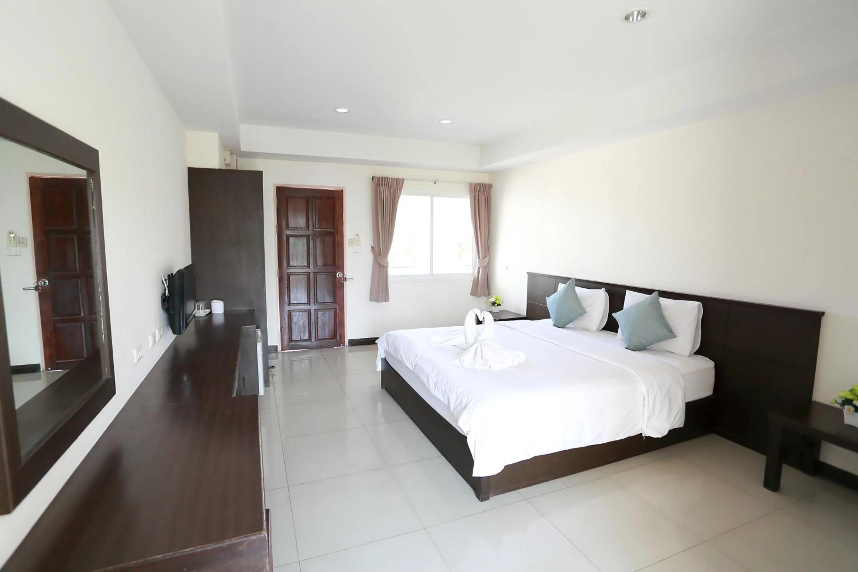 Photo of the whole room, Bed in วีรวรรณ เพลส Weerawan Place