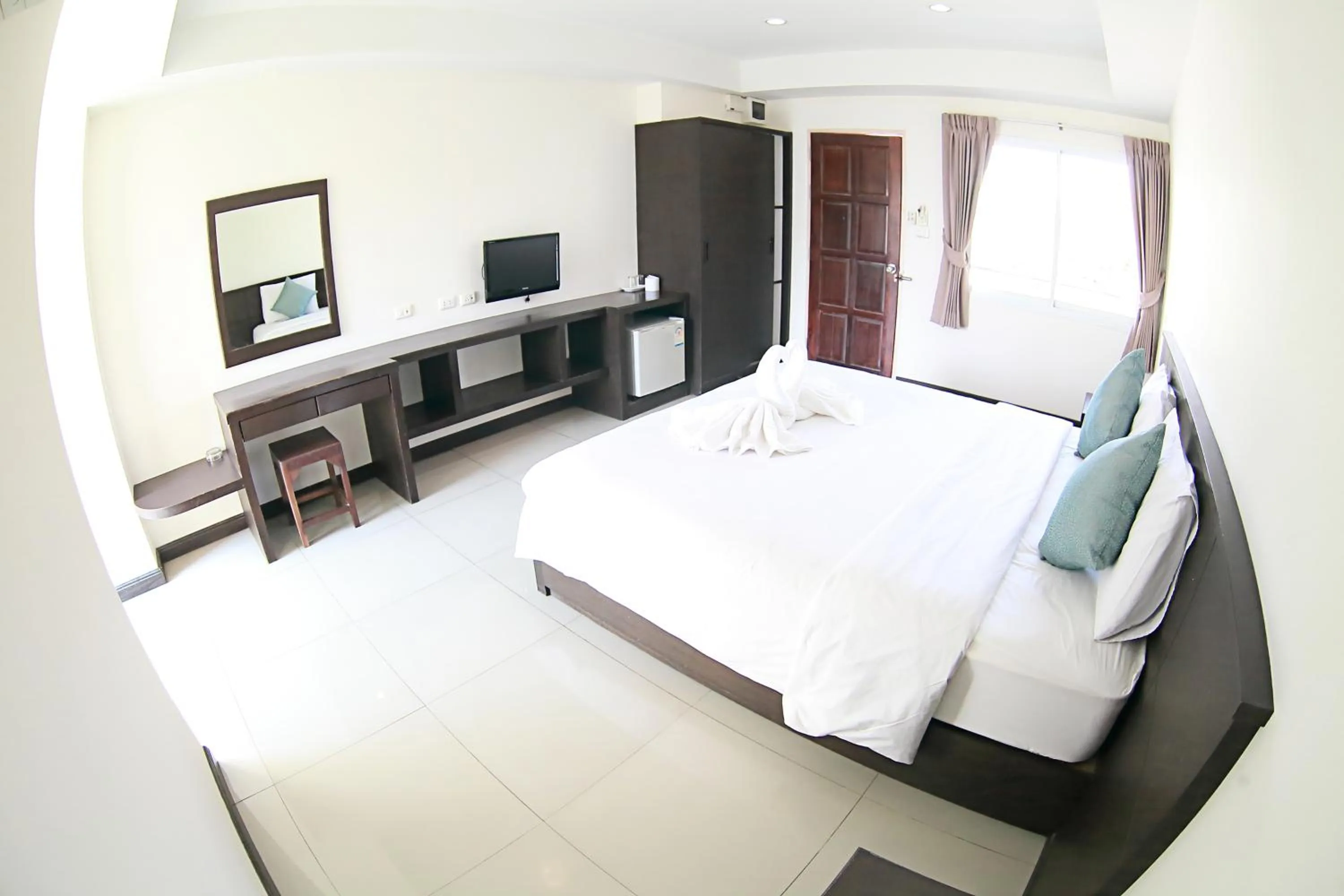 Bedroom, Bed in วีรวรรณ เพลส Weerawan Place