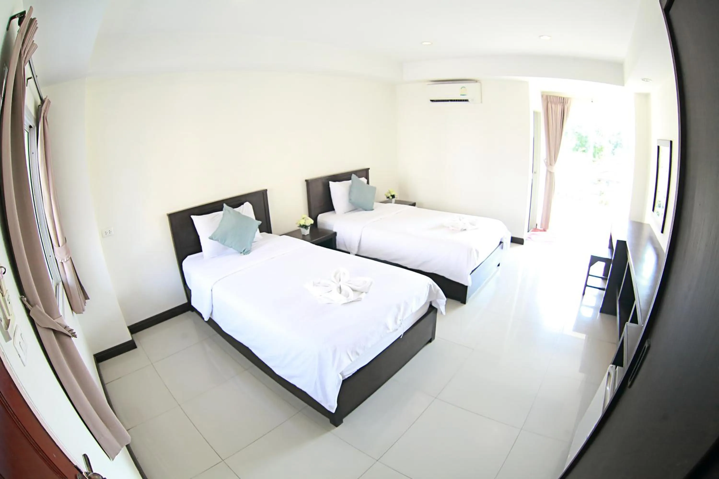 Photo of the whole room, Bed in วีรวรรณ เพลส Weerawan Place