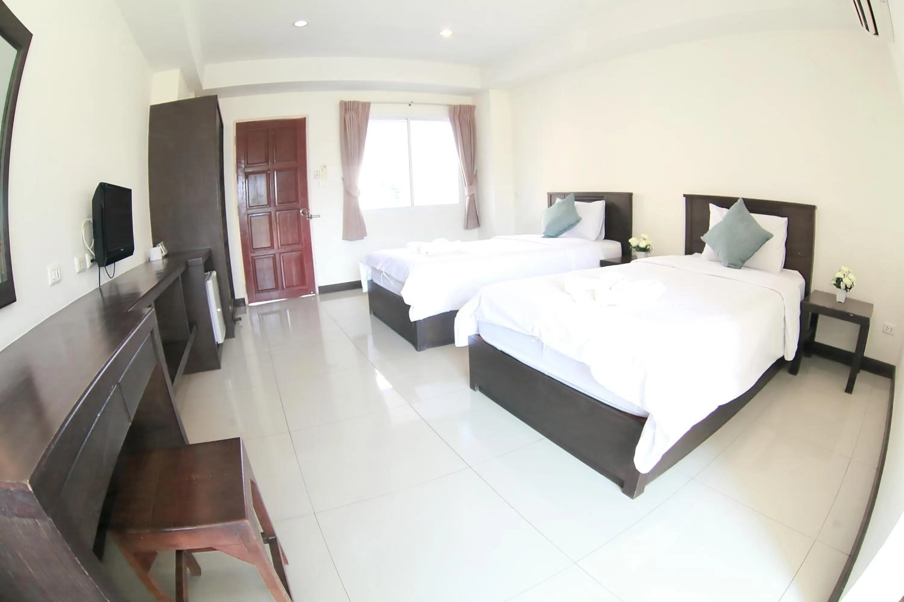 Photo of the whole room, Bed in วีรวรรณ เพลส Weerawan Place