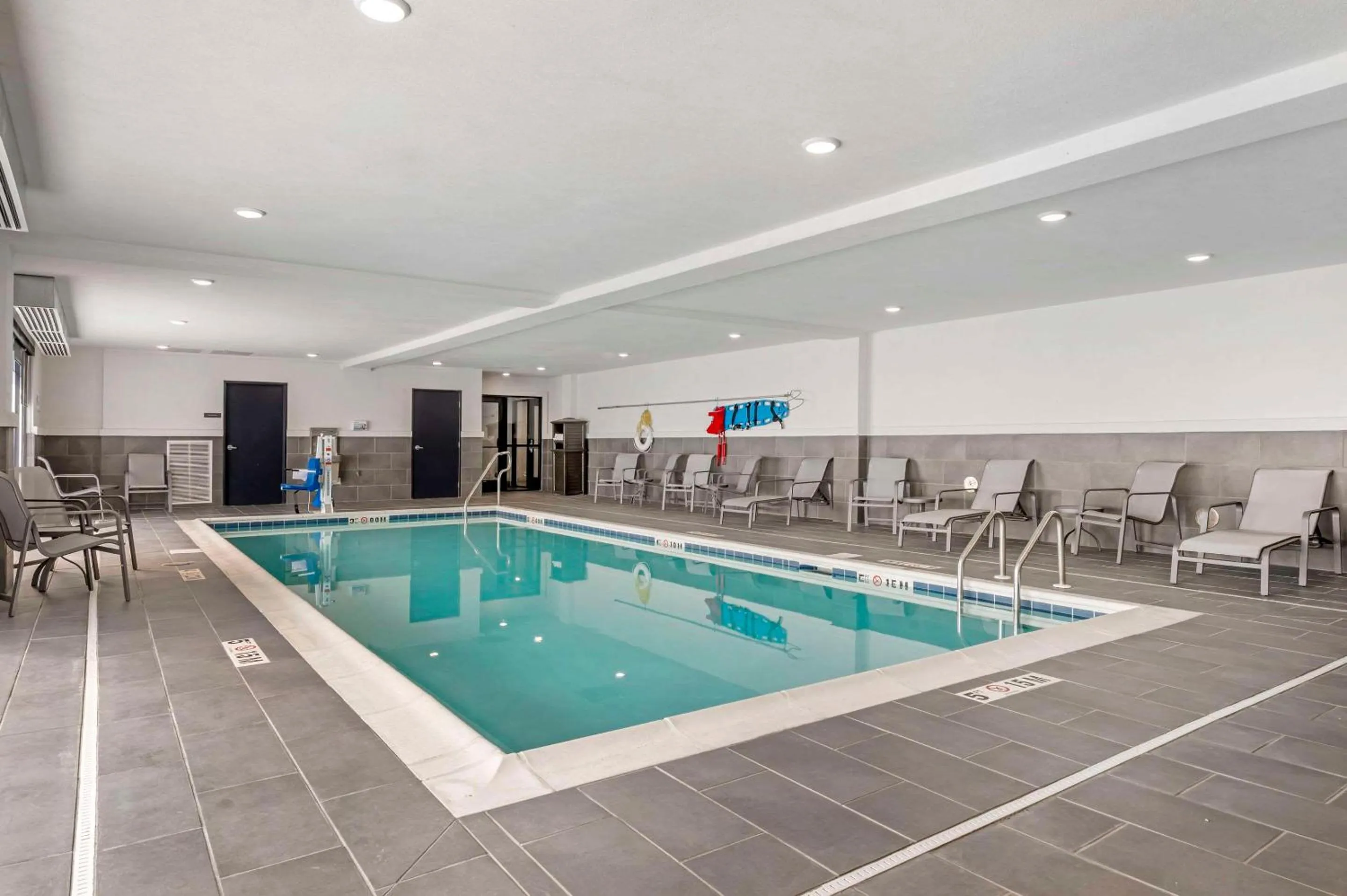 Swimming pool in Best Western Plus Louisville North