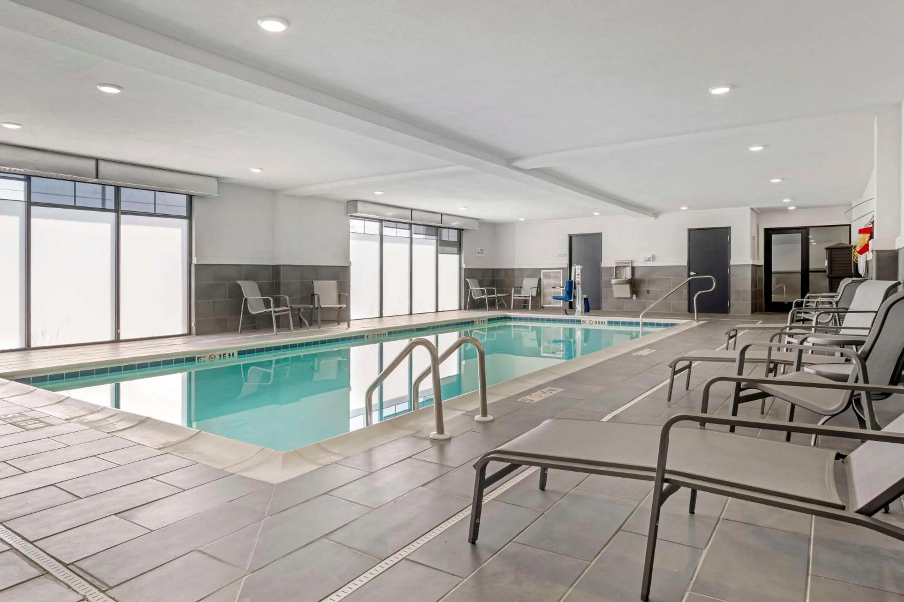 Swimming pool in Best Western Plus Louisville North