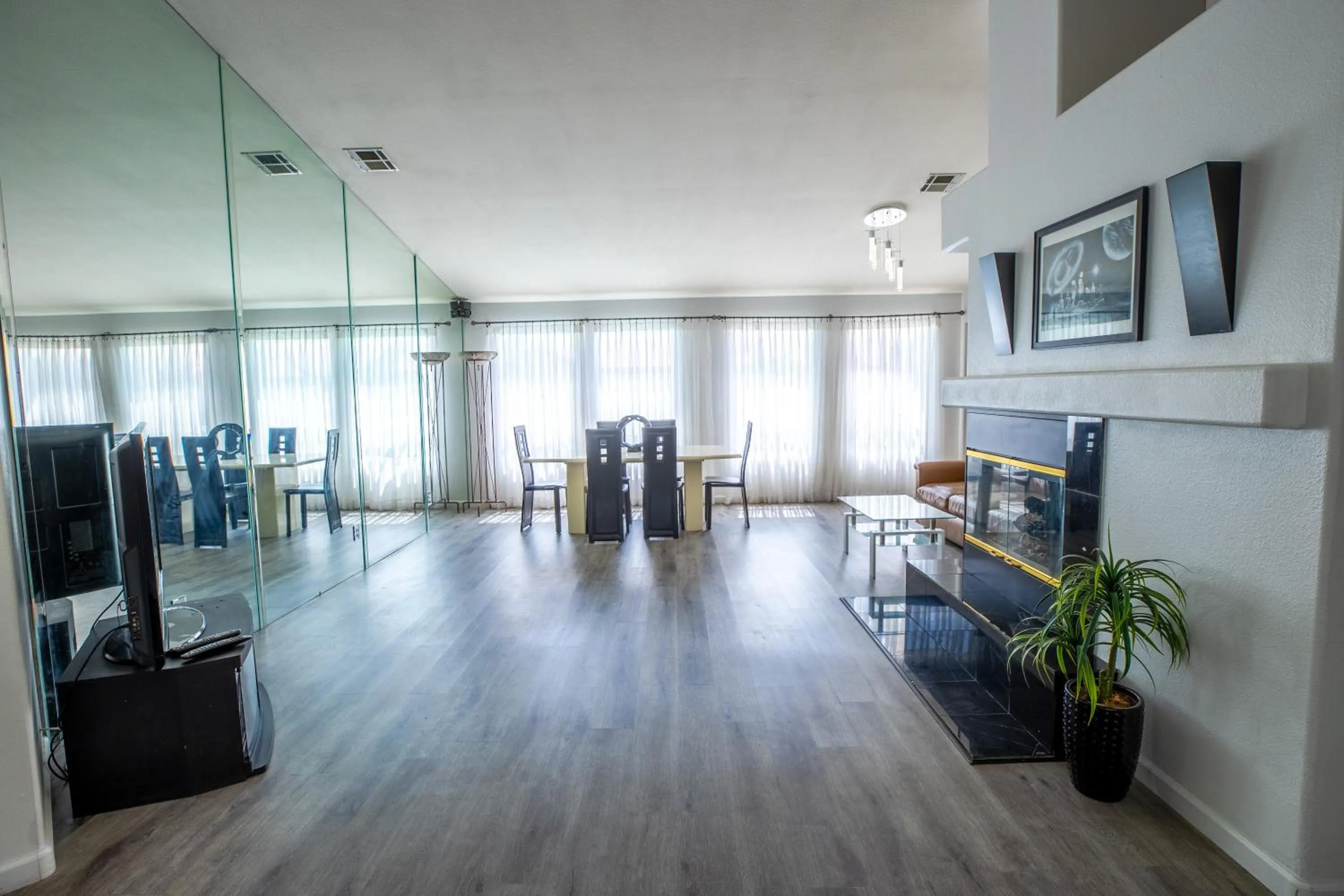 Living room in Luxury 1900 SQ FT House Huge 46 FT Pool & Hot SPA