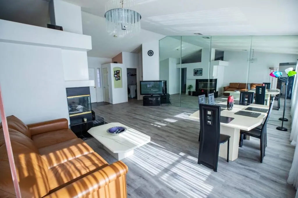 Living room in Luxury 1900 SQ FT House Huge 46 FT Pool & Hot SPA