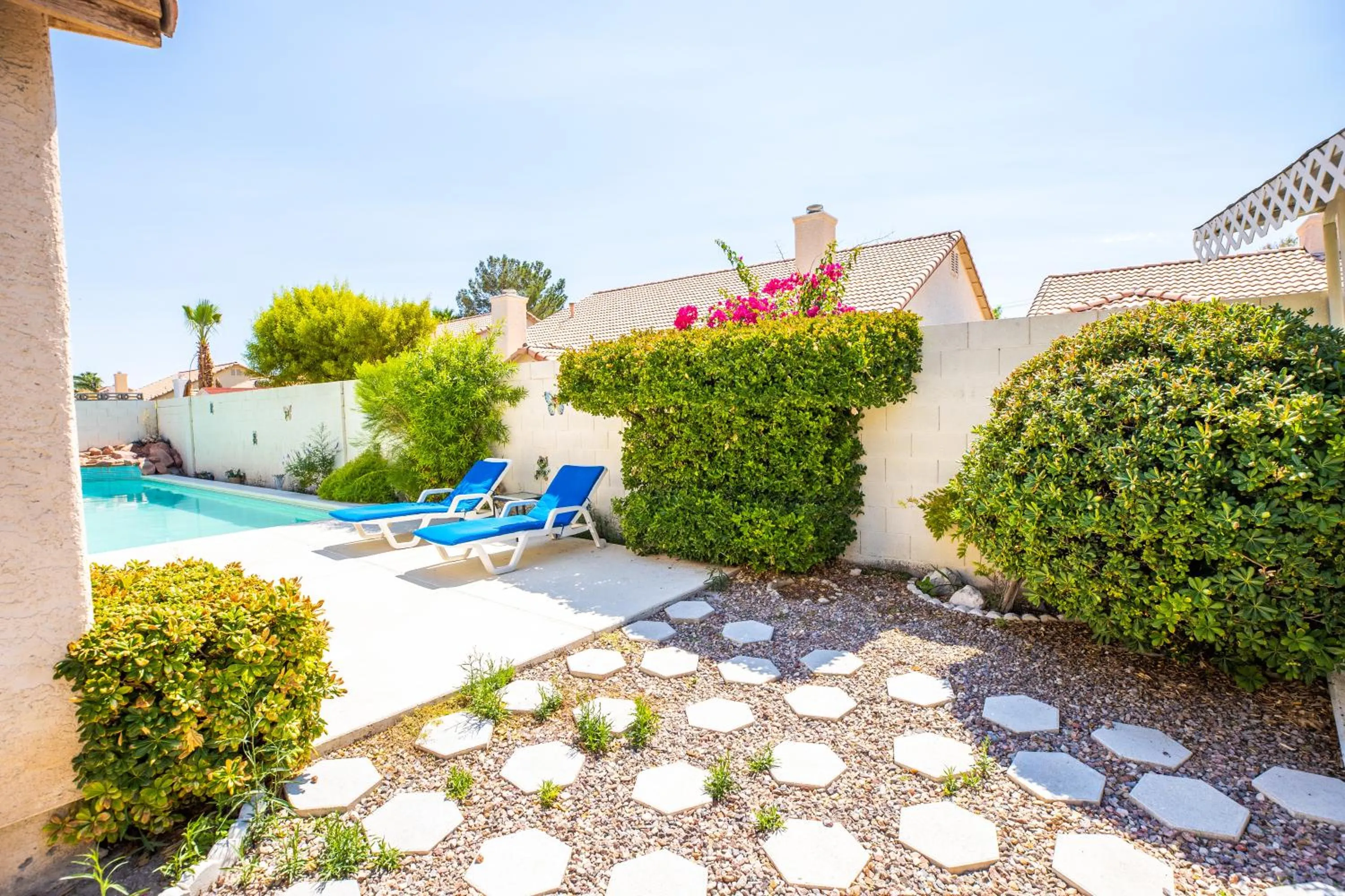 Garden in Luxury 1900 SQ FT House Huge 46 FT Pool & Hot SPA