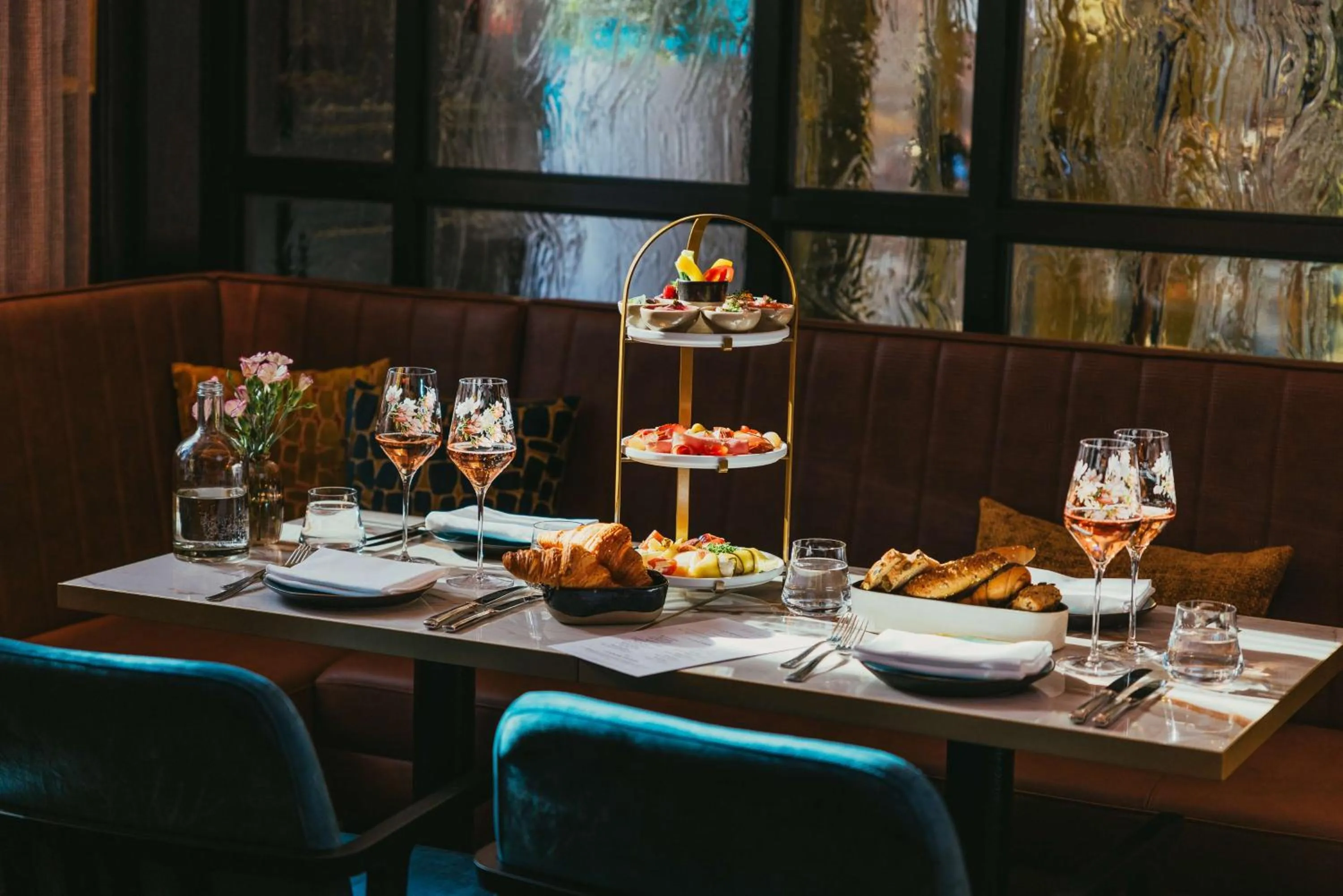 Lounge or bar in Hilton Vienna Plaza