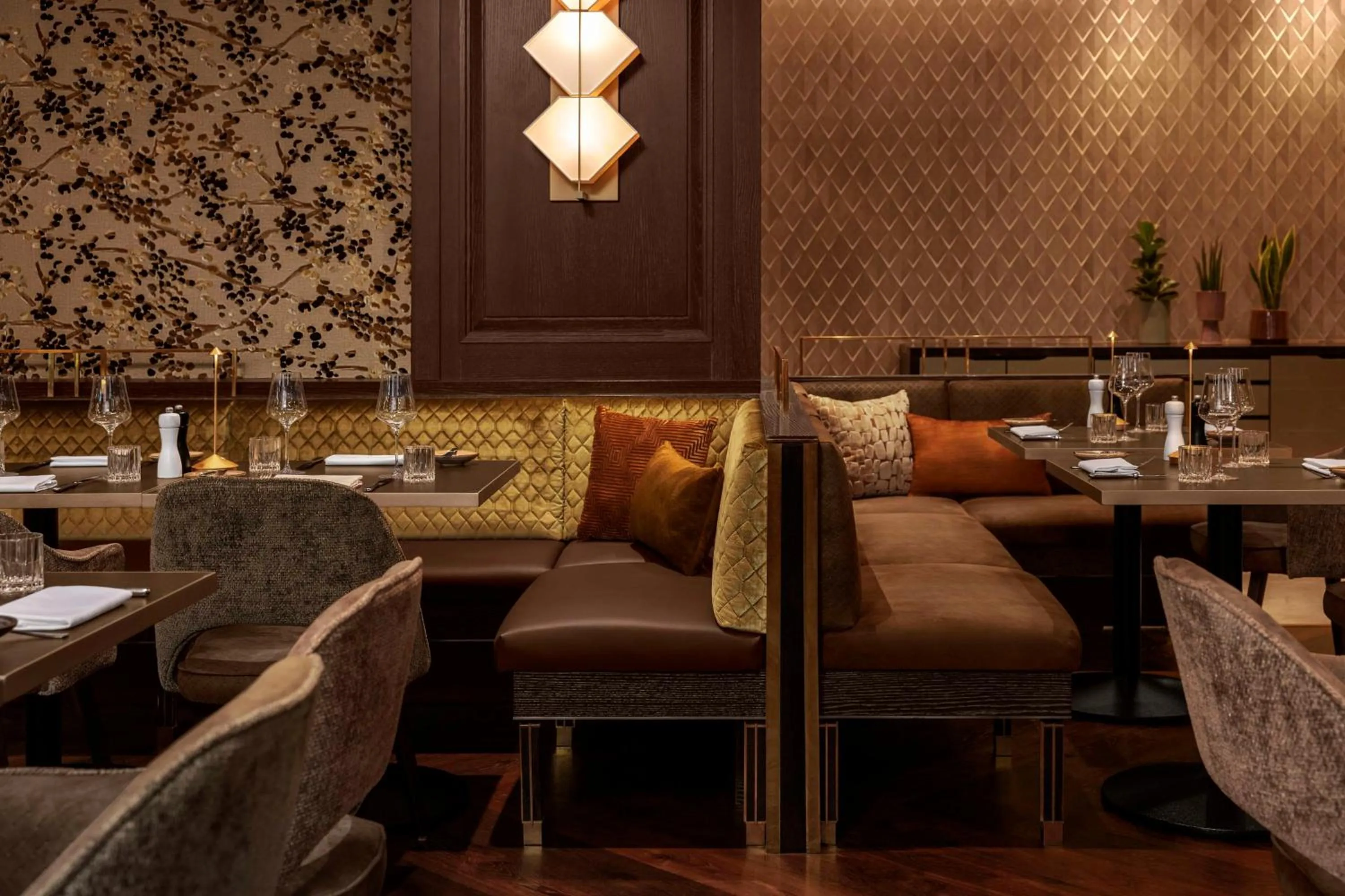 Restaurant/places to eat in Hilton Vienna Plaza