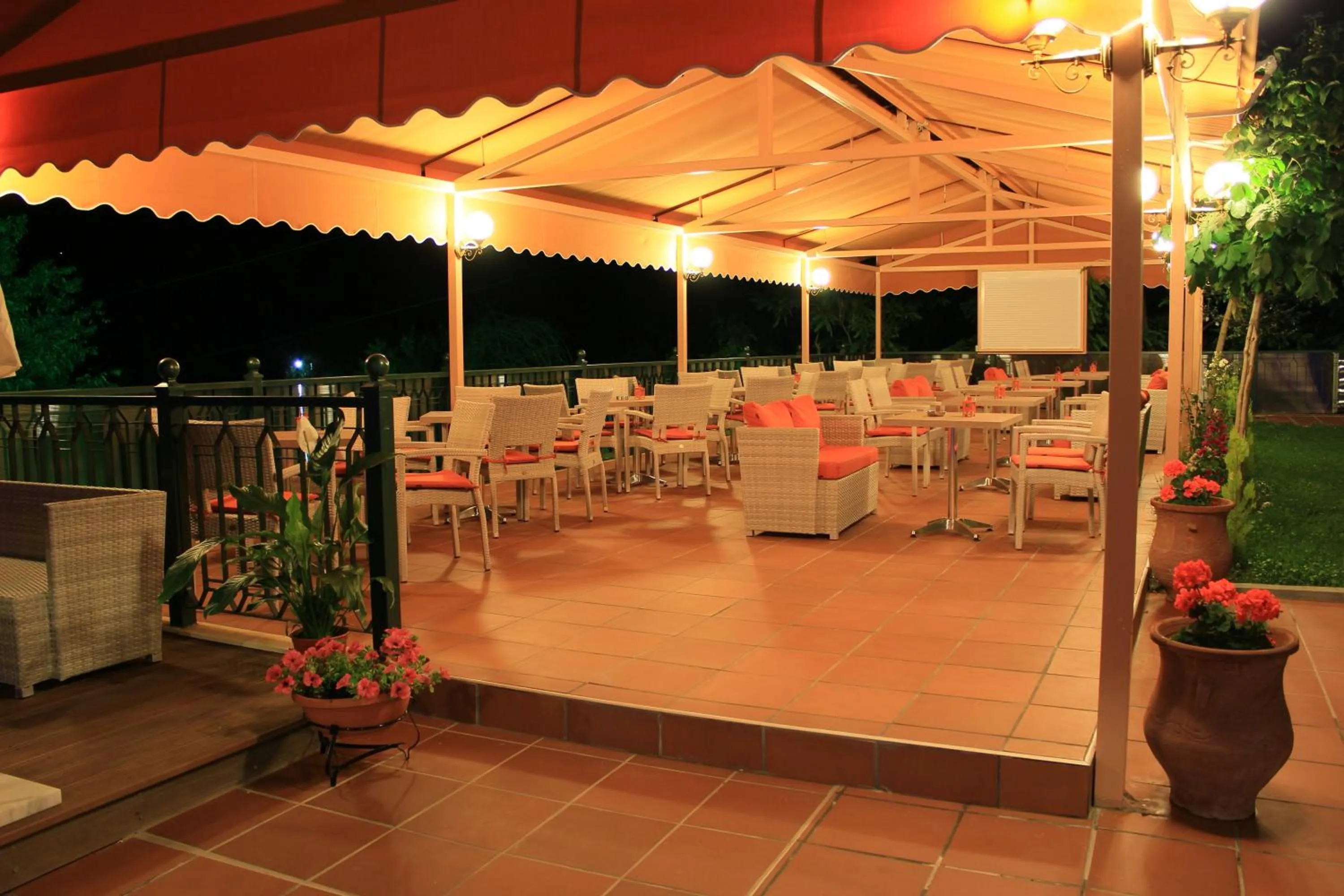 Restaurant/places to eat in Nefeli Hotel