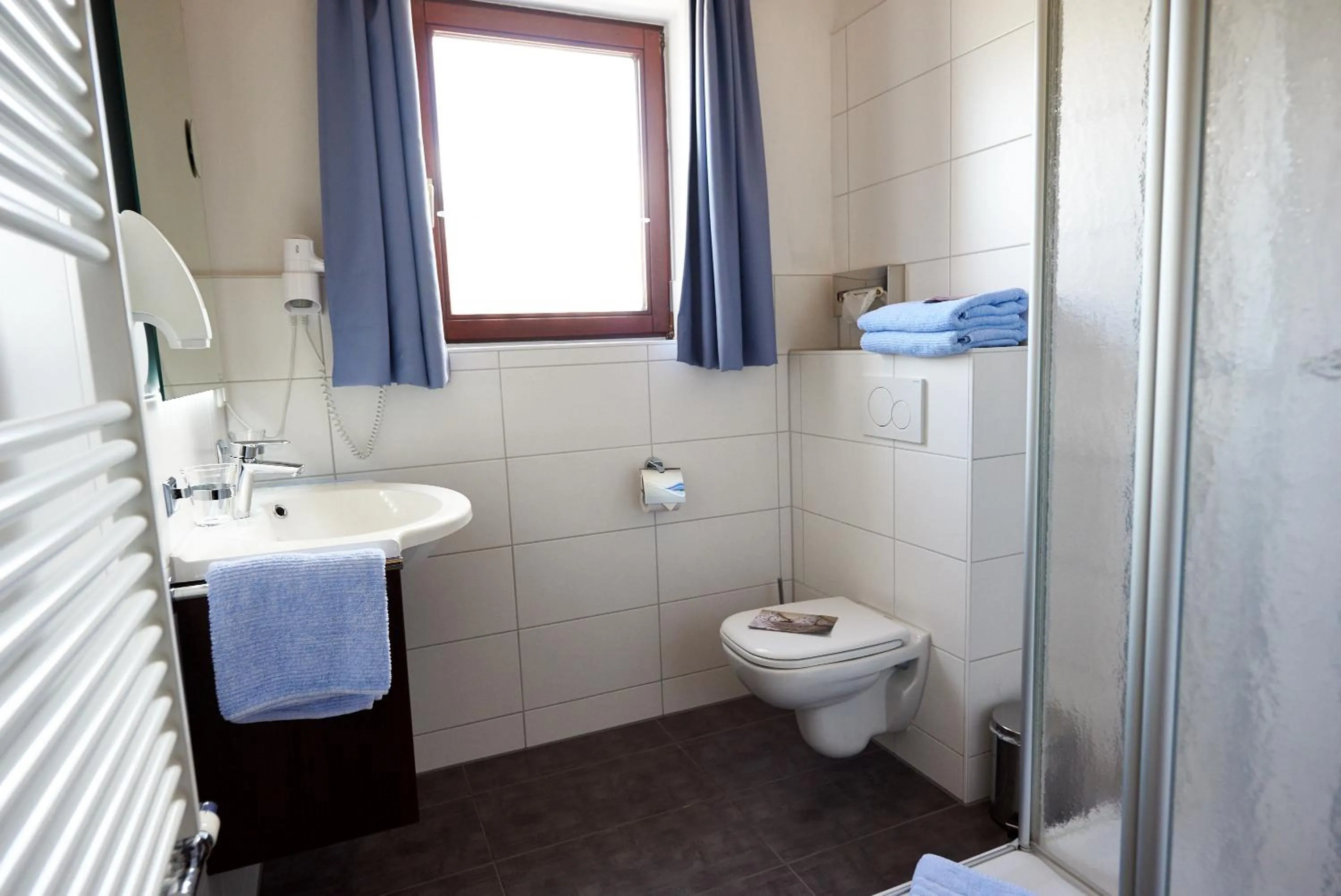 Double Room with Private Bathroom in Room and kitchen im Katerberg