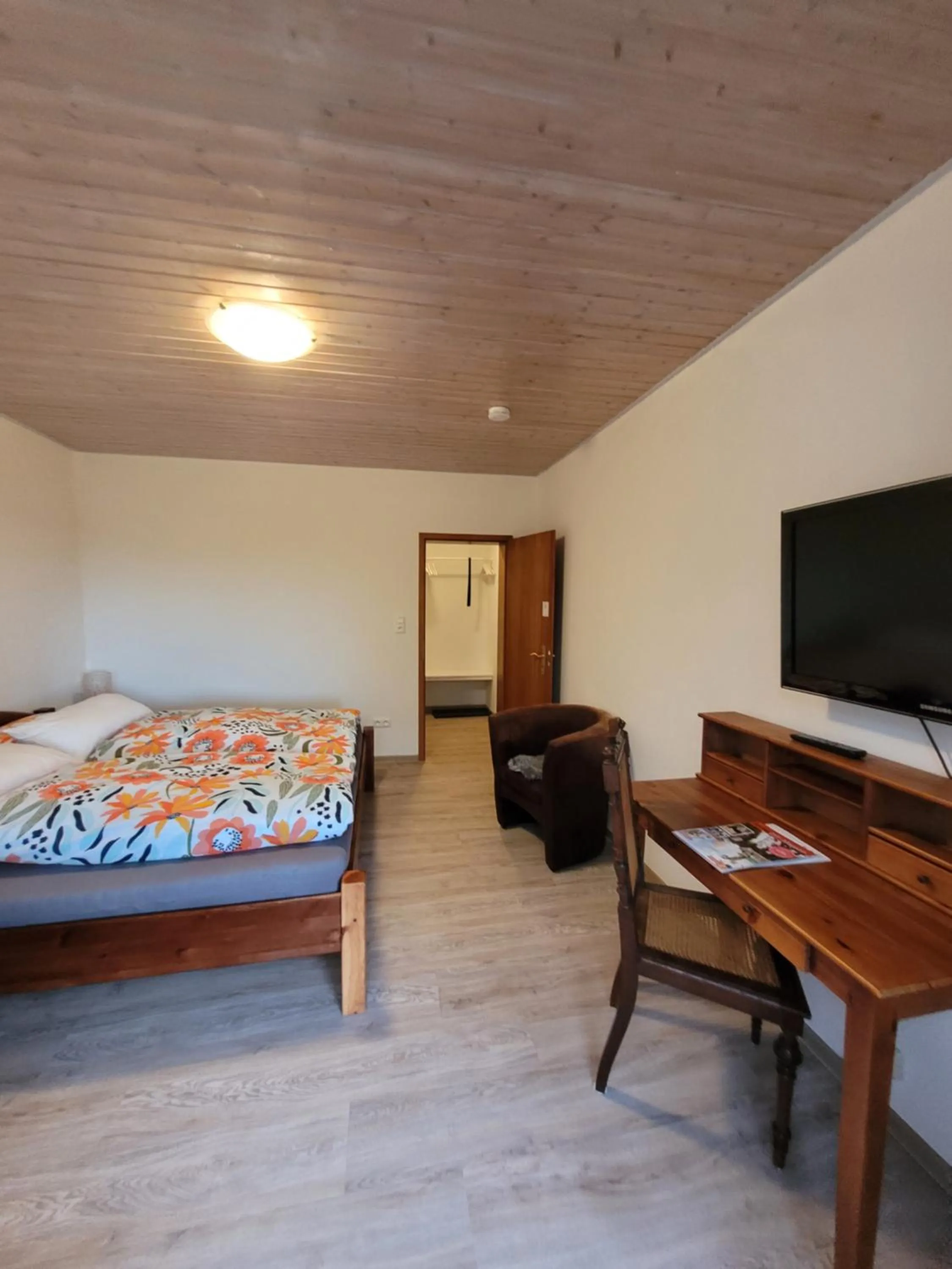 TV and multimedia, Bed in Room and kitchen im Katerberg