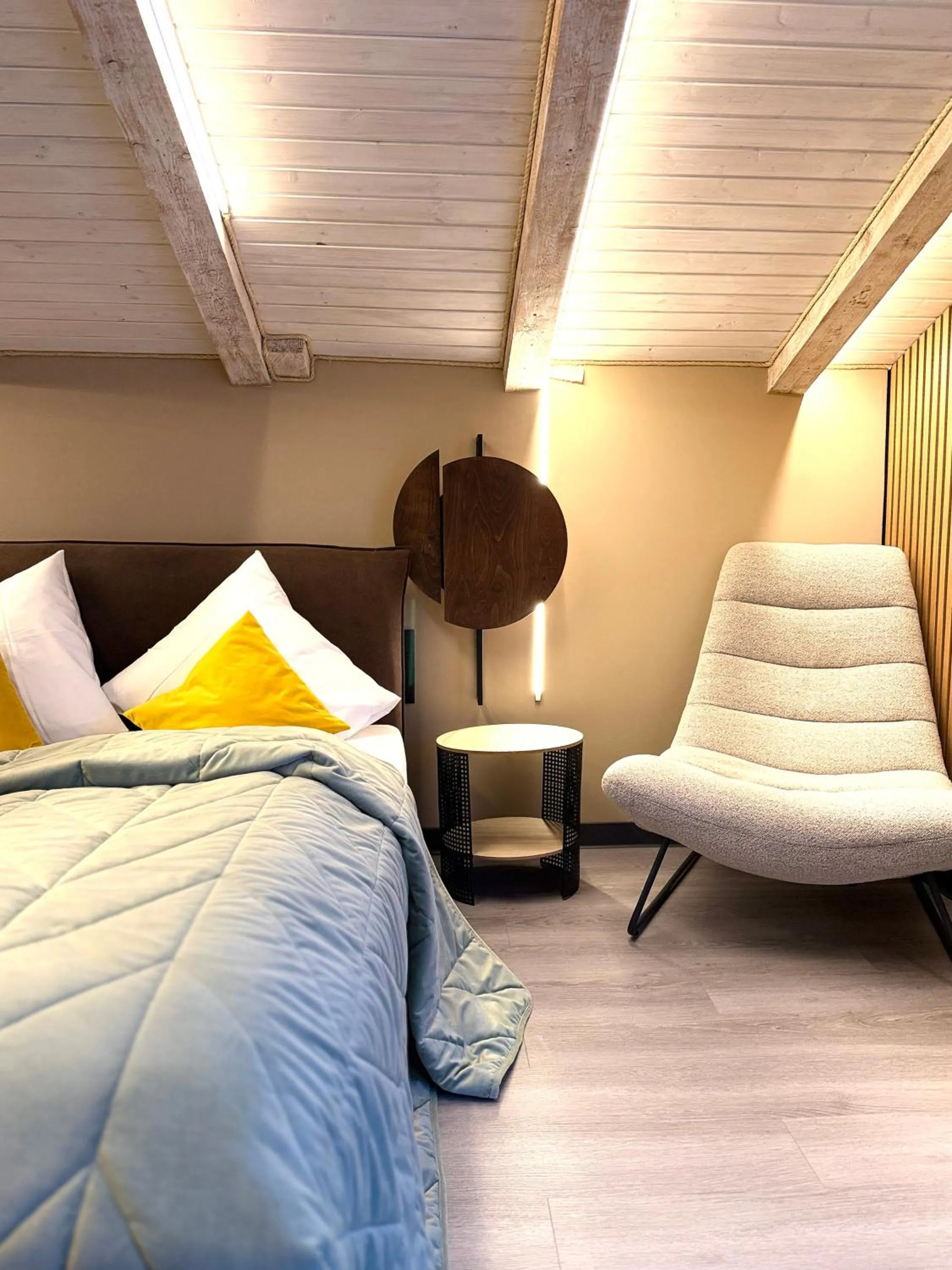 Seating area, Bed in Mountains Hotel