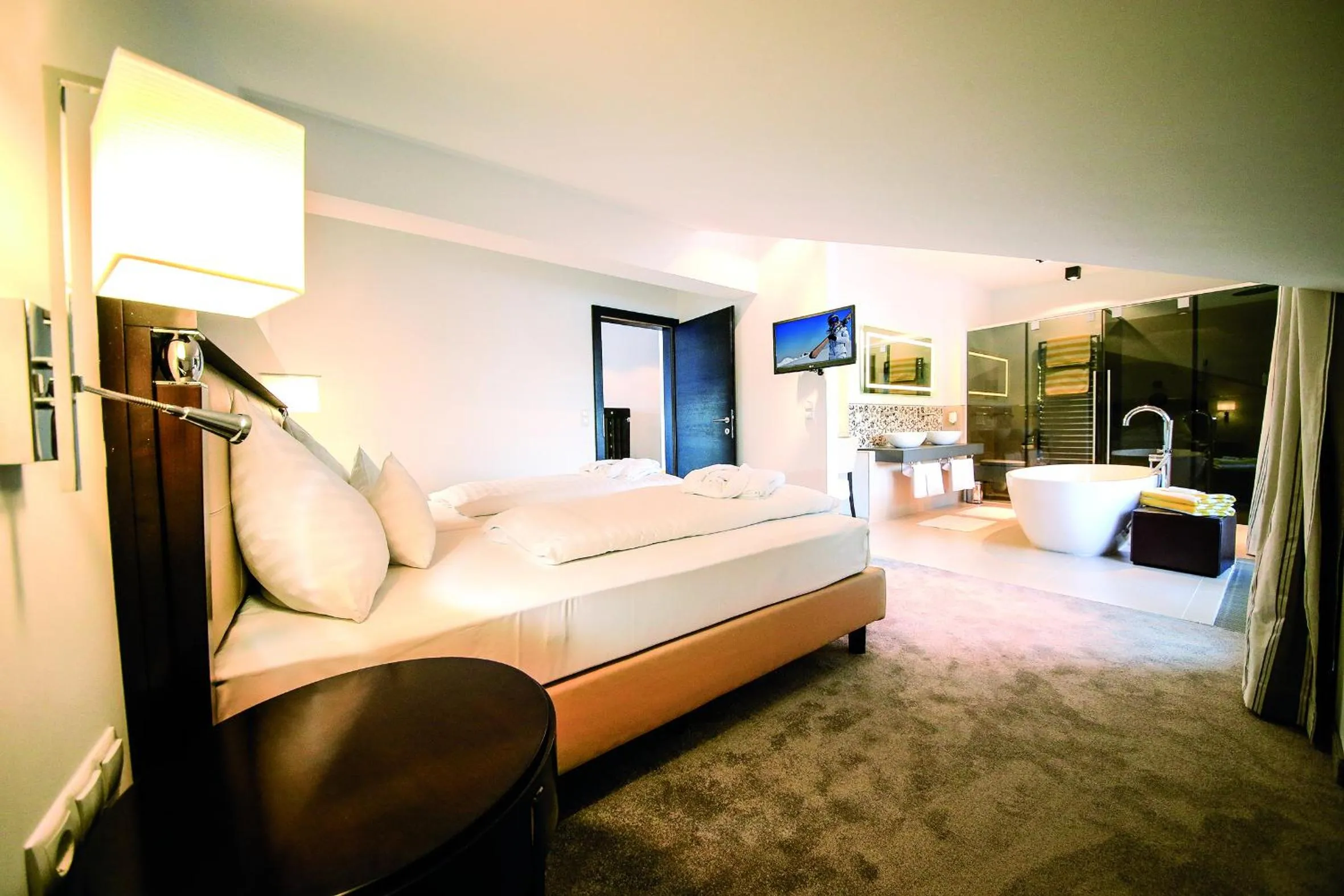 Bedroom, Bed in Mountains Hotel