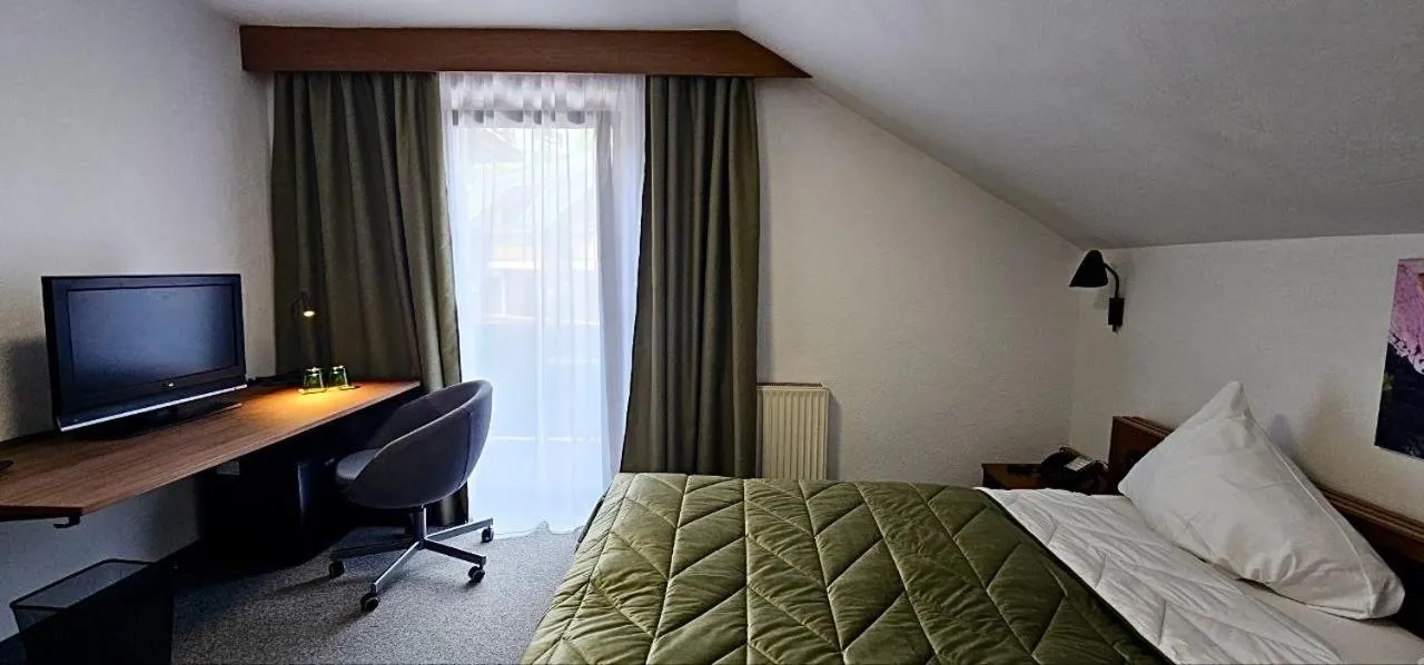 Communal lounge/ TV room, Bed in Mountains Hotel