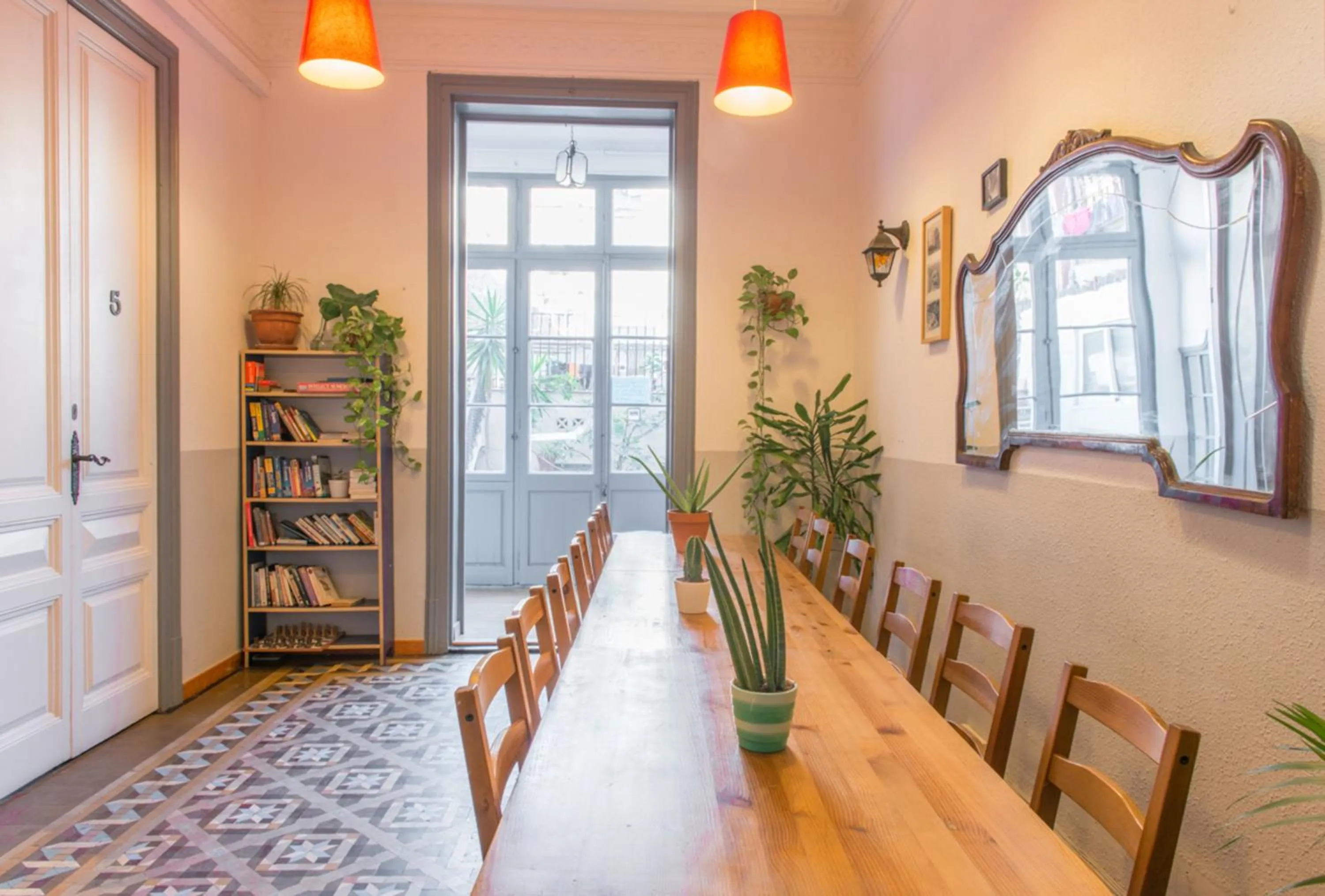 Dining area in Soul Backpackers Barcelona