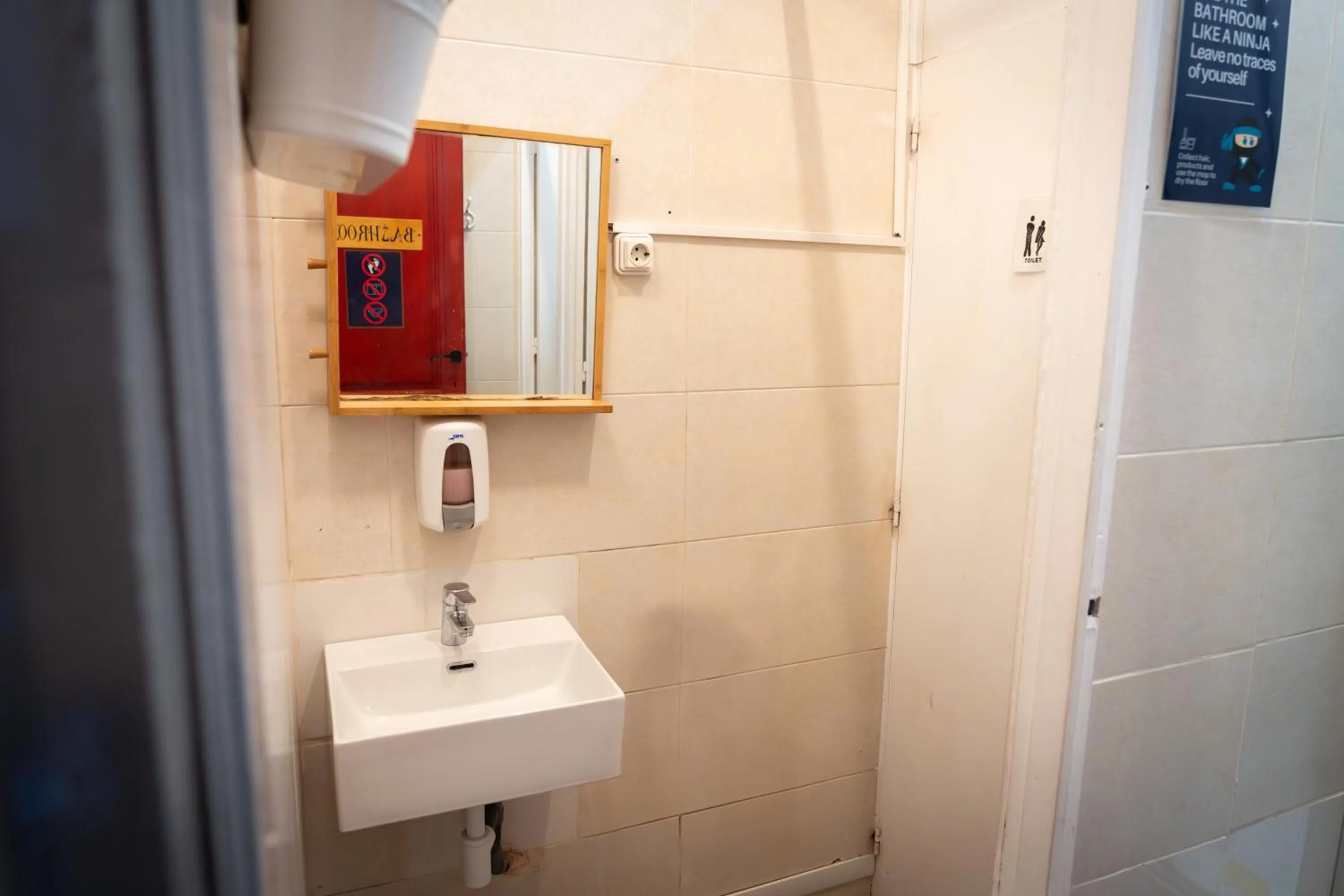 Shower in Soul Backpackers Barcelona