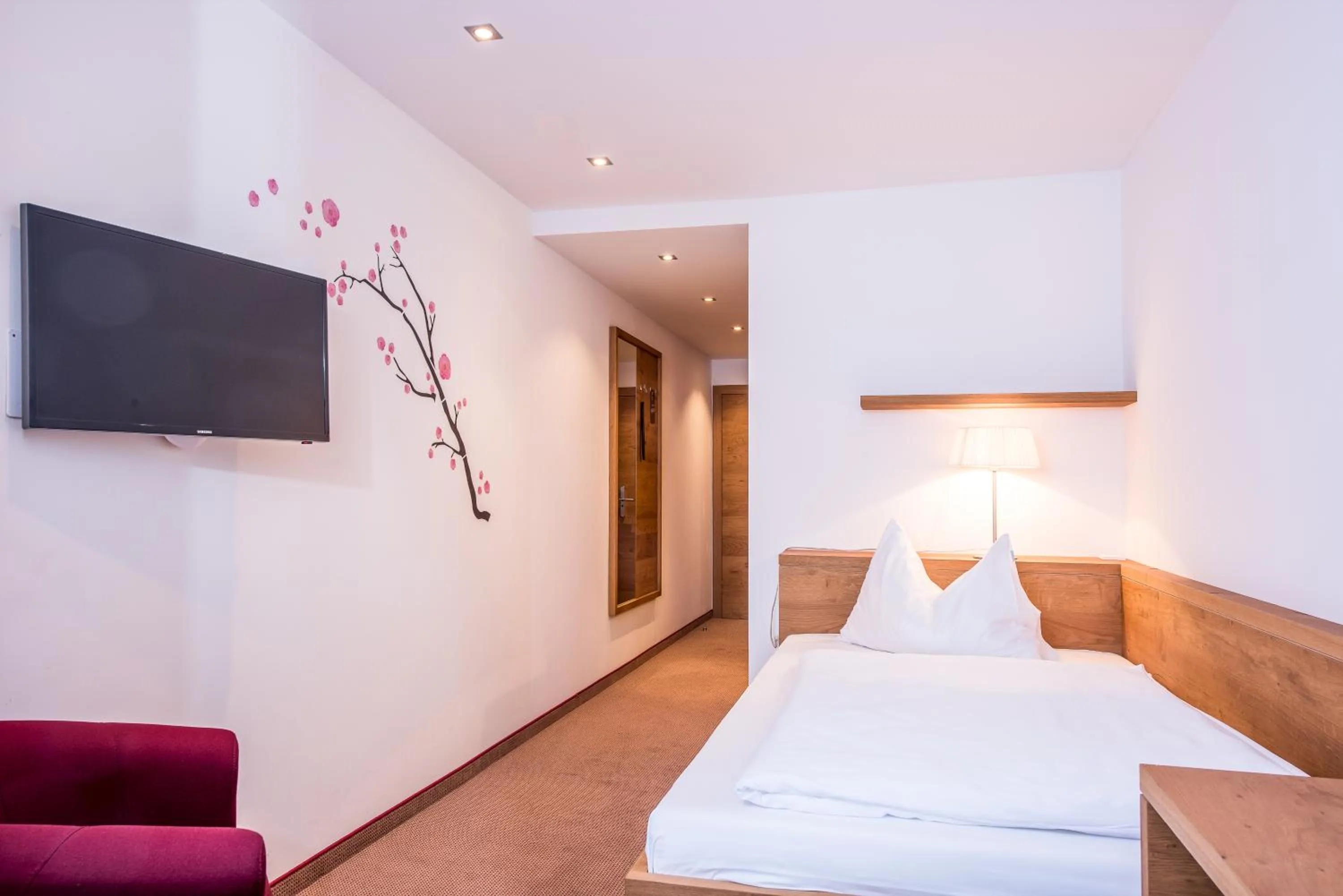 Photo of the whole room, Bed in Hotel Leonhard