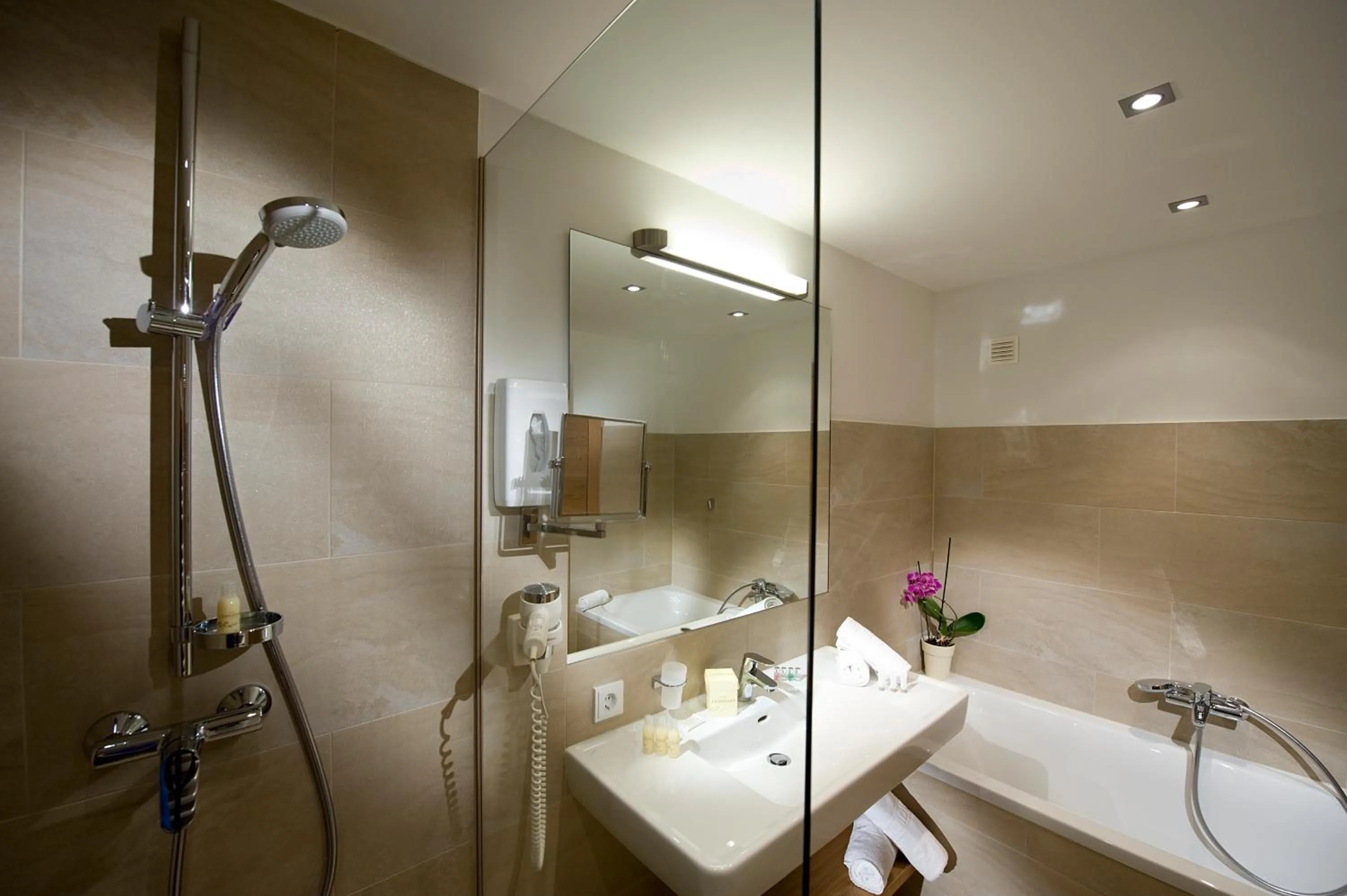 Bathroom in Hotel Leonhard