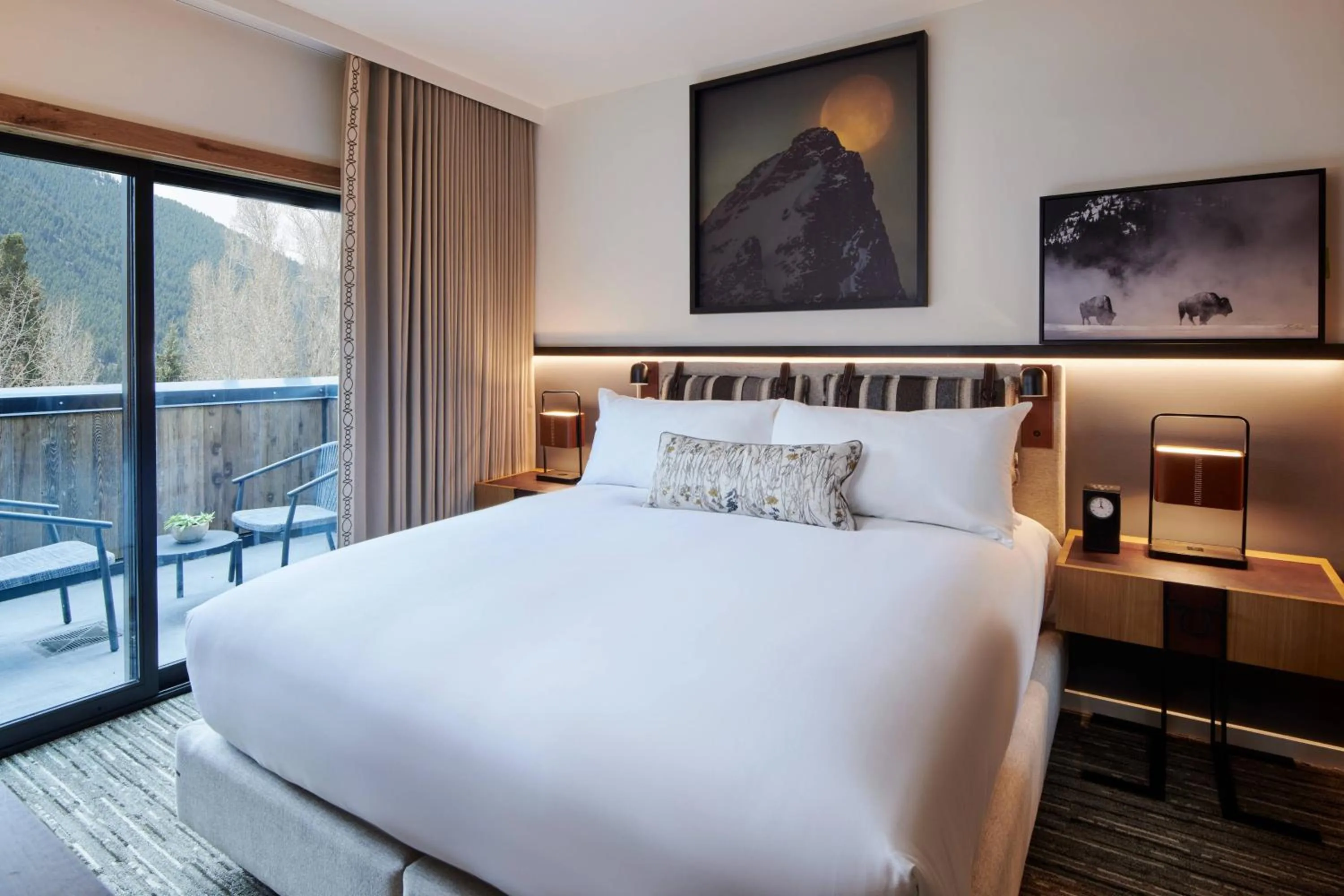 Bedroom, Bed in The Cloudveil, Autograph Collection