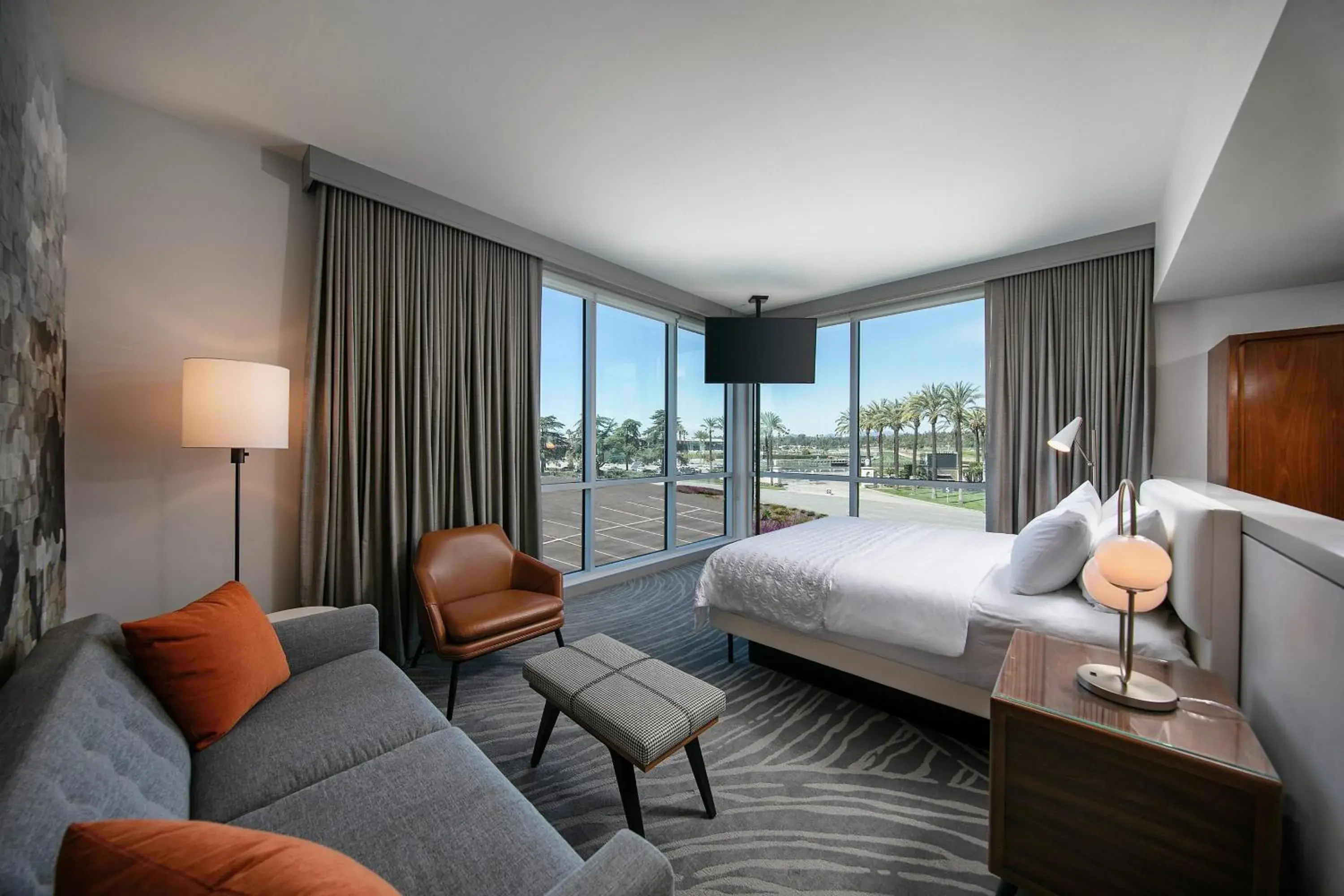 Deluxe, Guest room, 1 King, Sofa bed in Le Meridien Pasadena Arcadia Deluxe, Guest room, 1 King, Sofa bed in Le Meridien Pasadena Arcadia