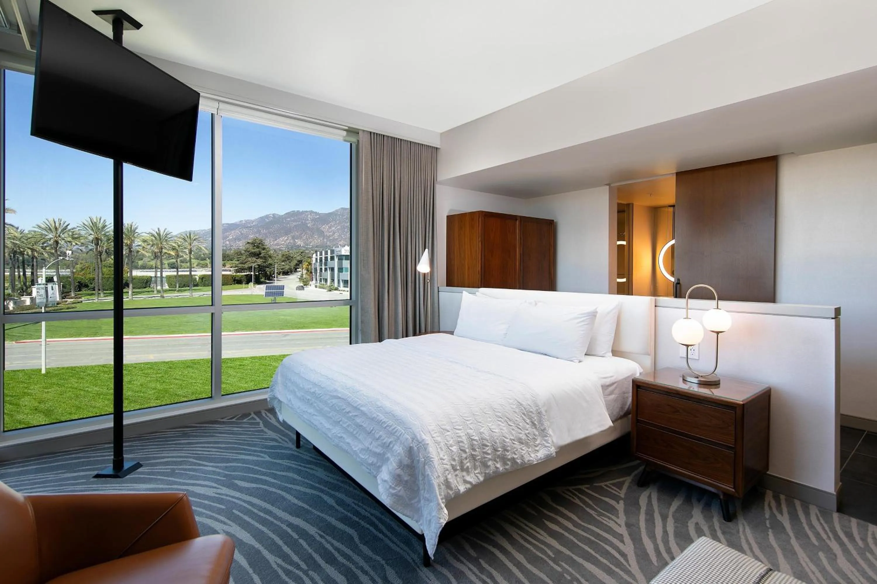 Photo of the whole room, Bed in Le Meridien Pasadena Arcadia