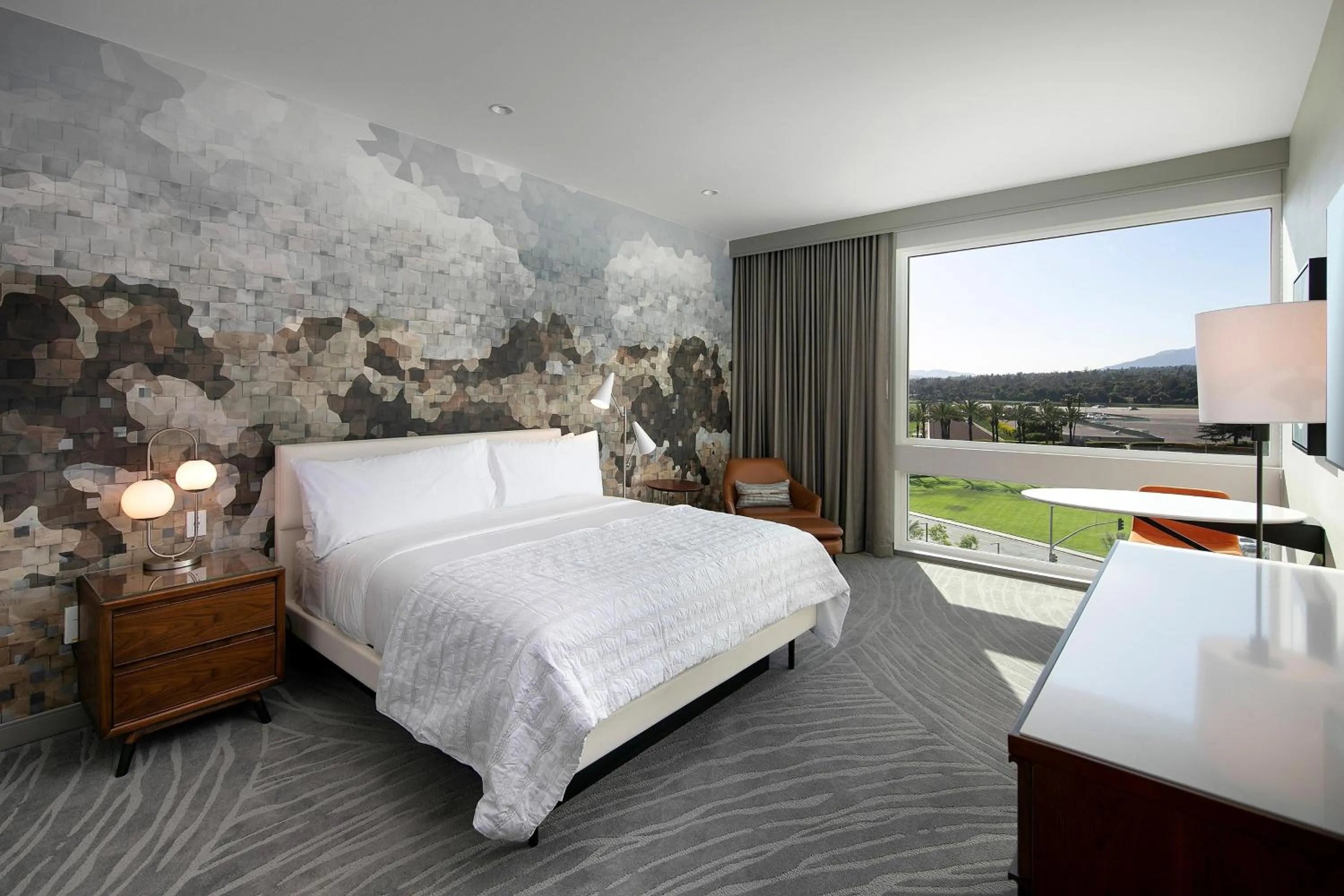 Photo of the whole room, Bed in Le Meridien Pasadena Arcadia