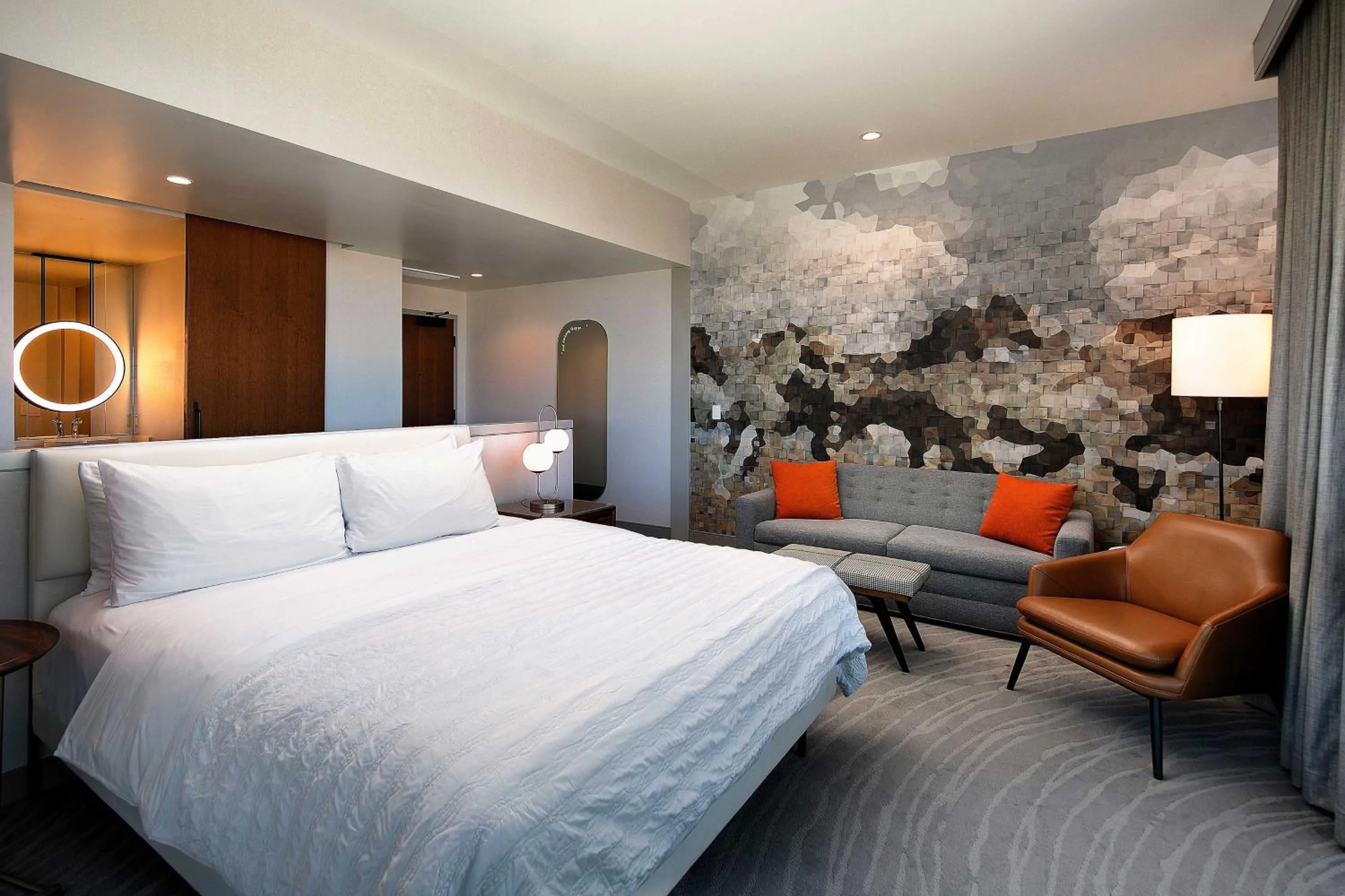 Photo of the whole room, Bed in Le Meridien Pasadena Arcadia