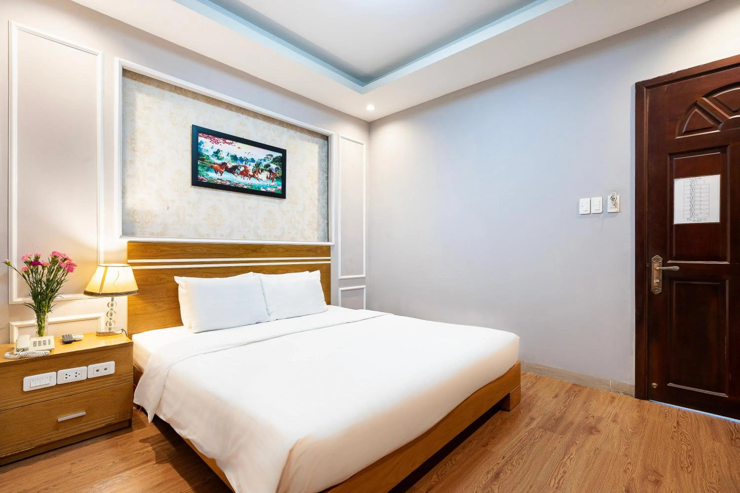 Photo of the whole room, Bed in Lucky Star Hotel 266 De Tham