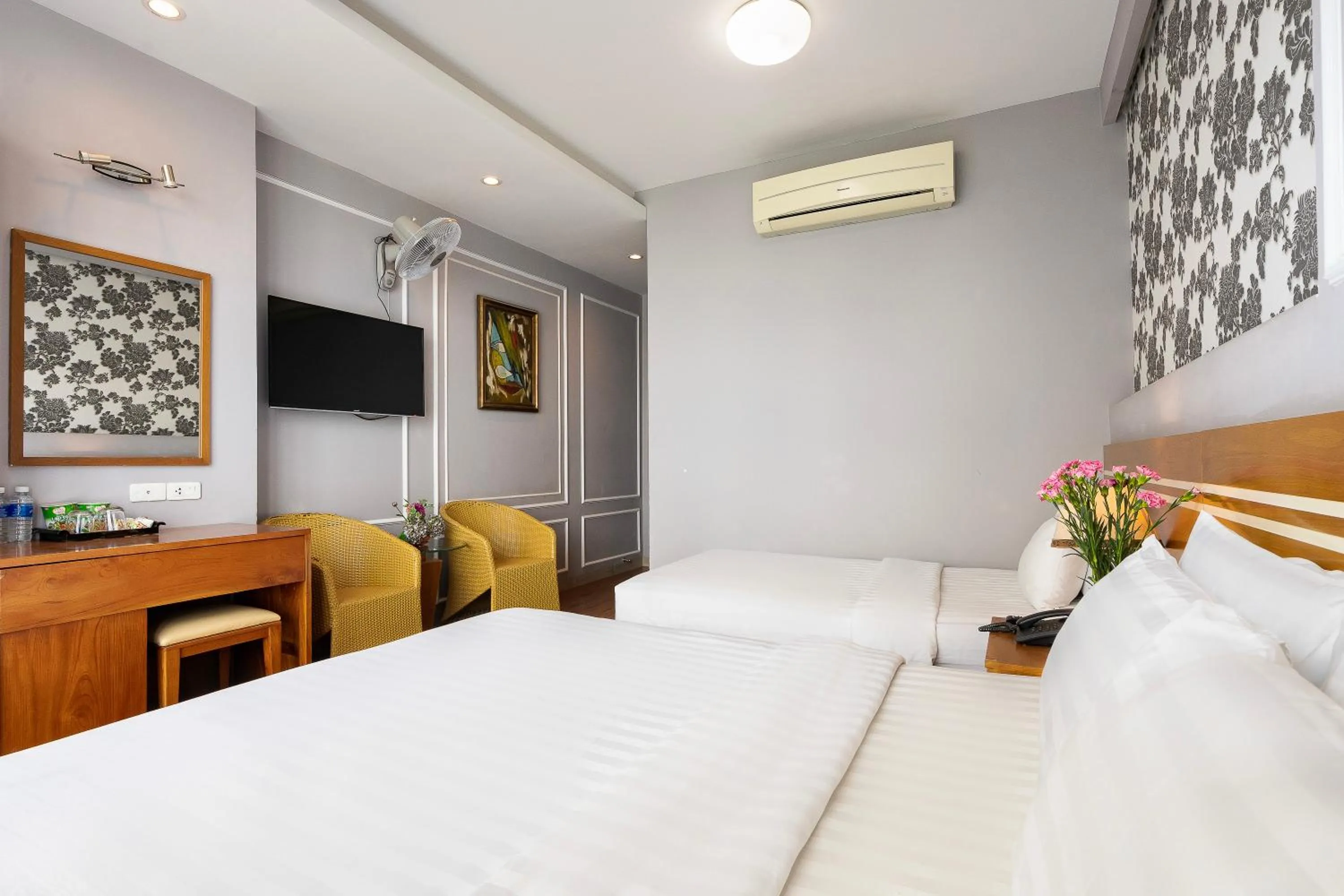 Photo of the whole room, Bed in Lucky Star Hotel 266 De Tham