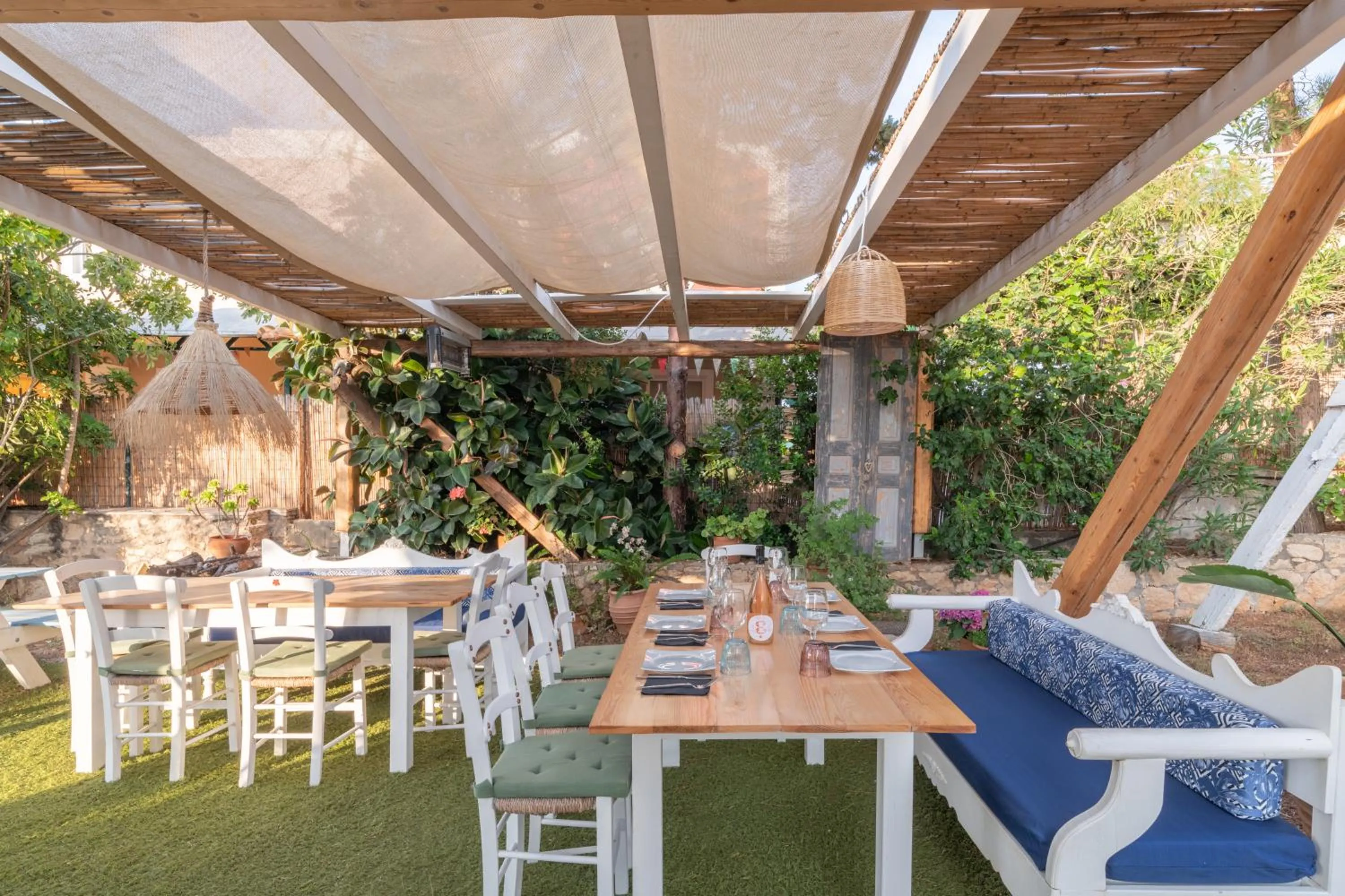 Restaurant/places to eat in Aegean Apartments