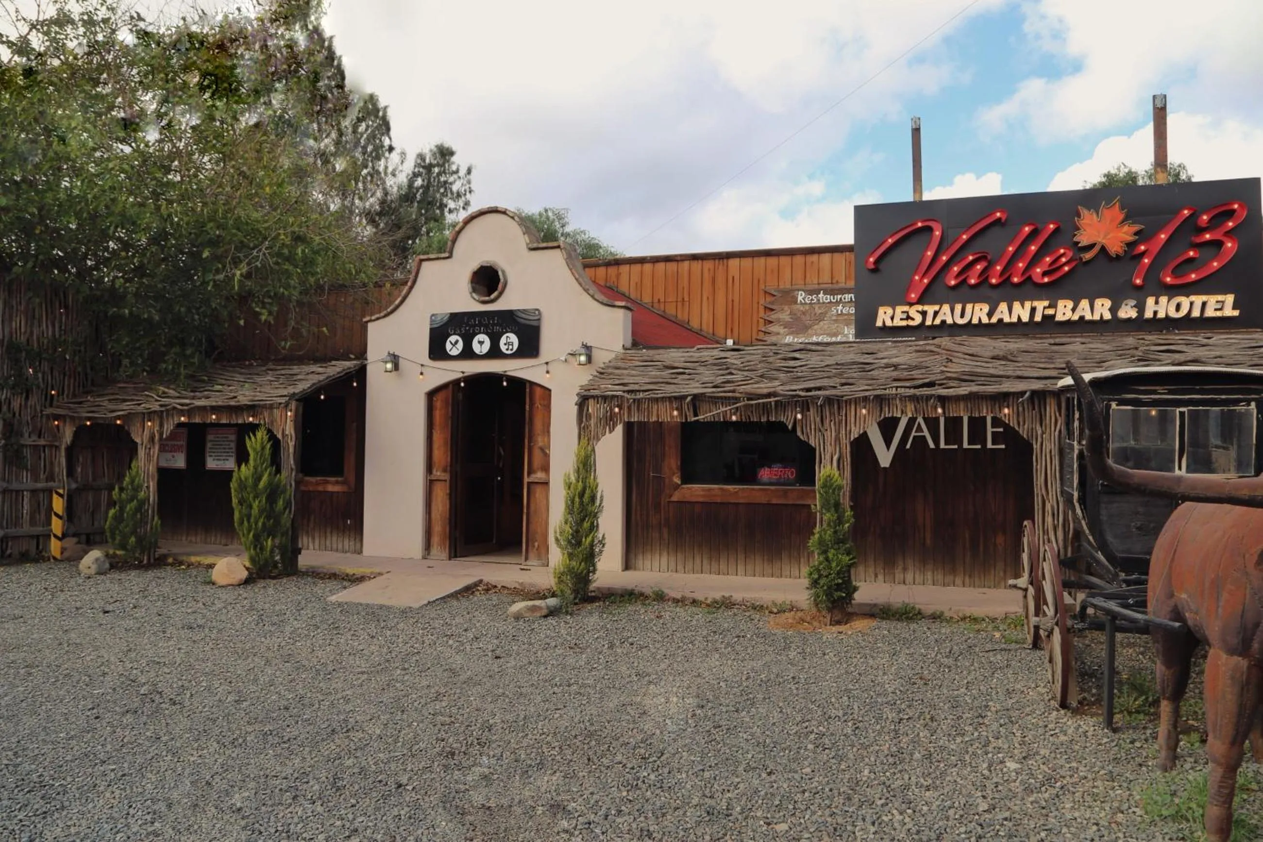 Facade/entrance in Hotel Valle 13 Ruta del Vino