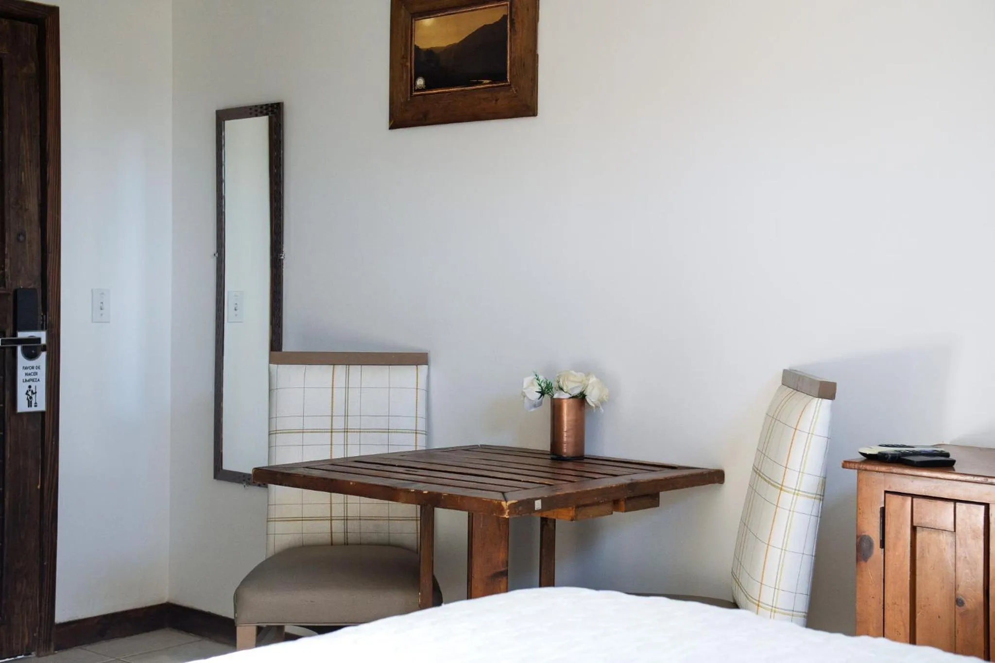 Living room, Bed in Hotel Valle 13 Ruta del Vino