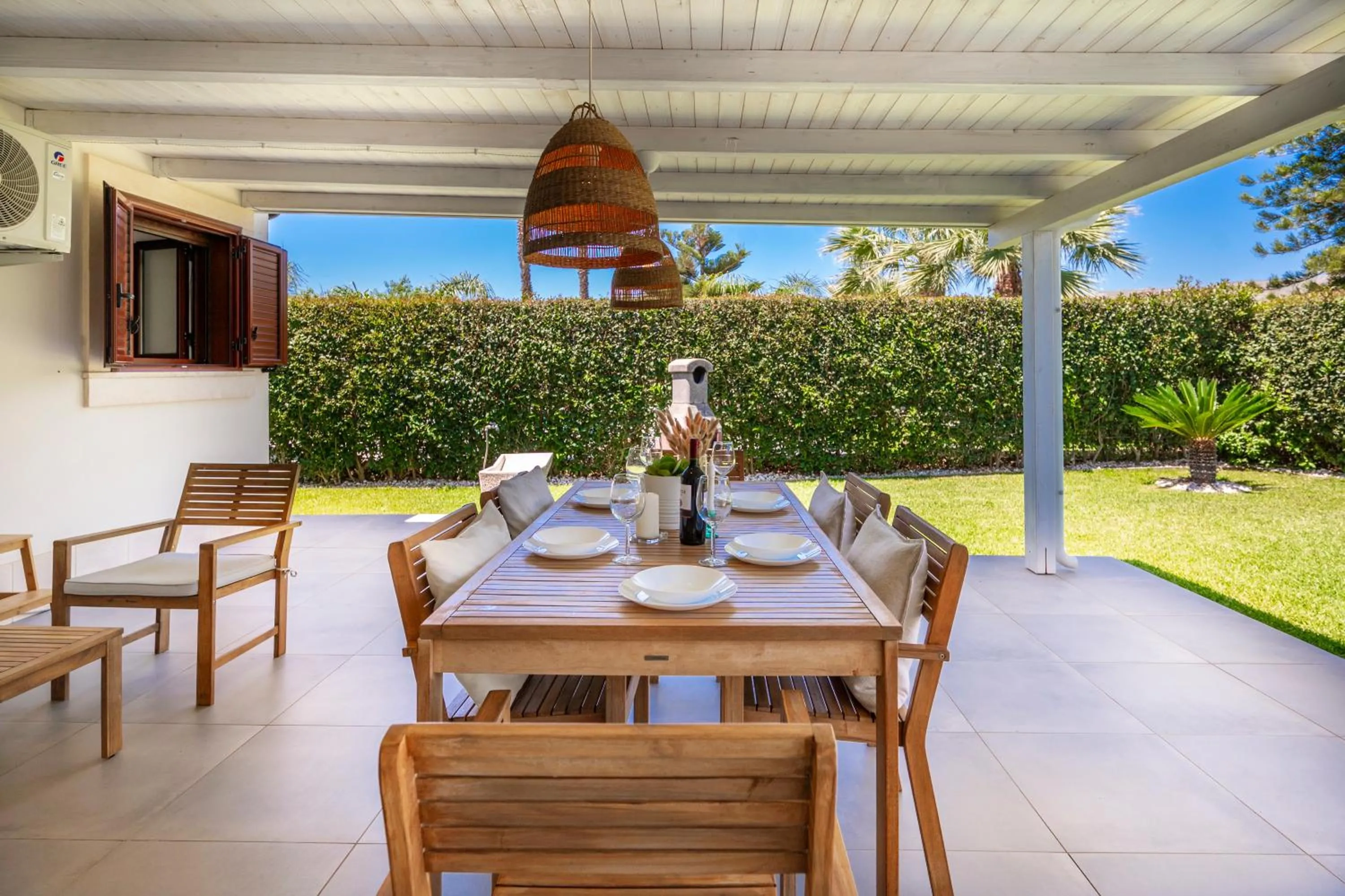 Dining area in Villa Dolmen Beach