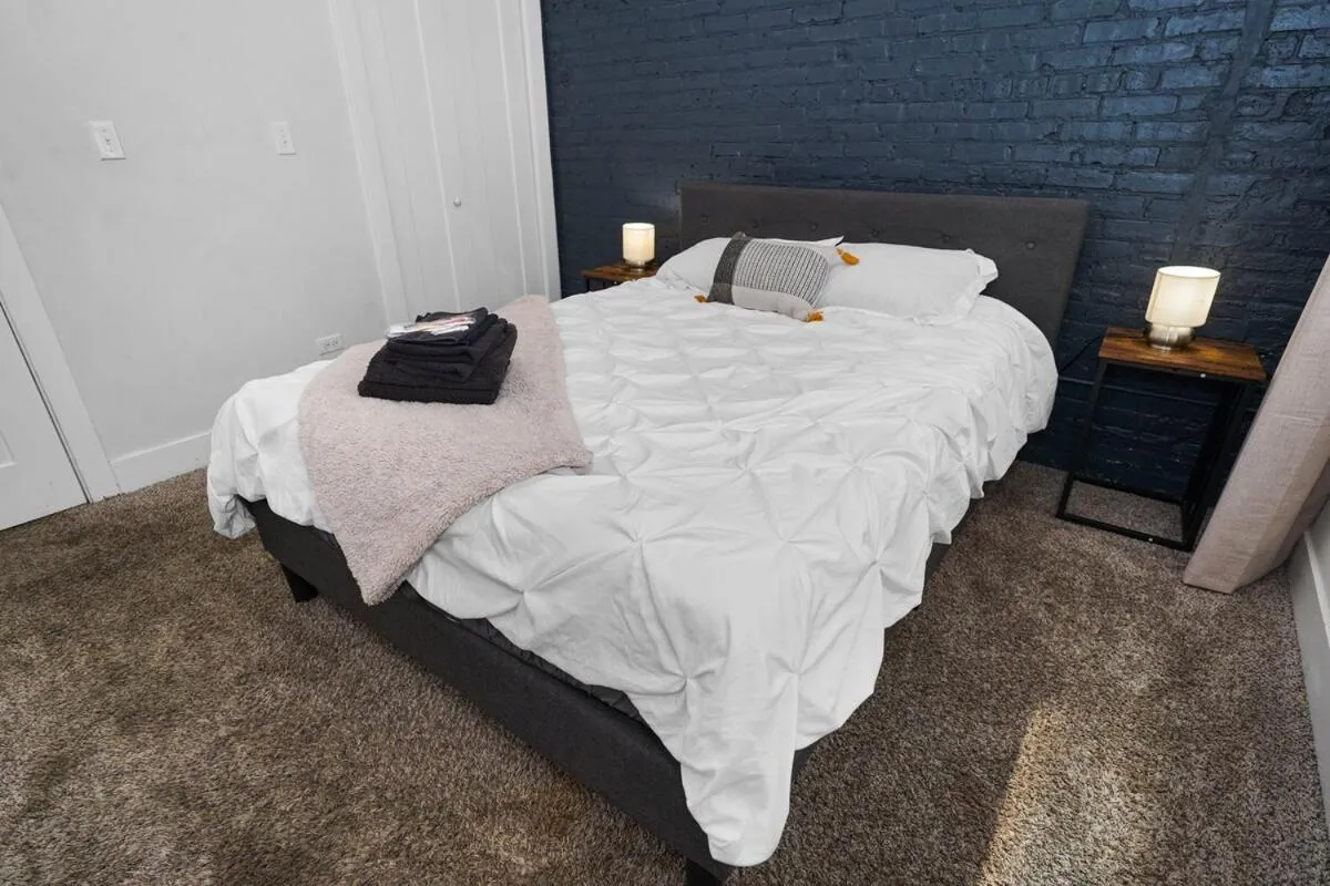 Bed in Modern 2BR 420 Friendly in Chicago South Loop Near Museum Campus, McCormick Place and Soldier Field