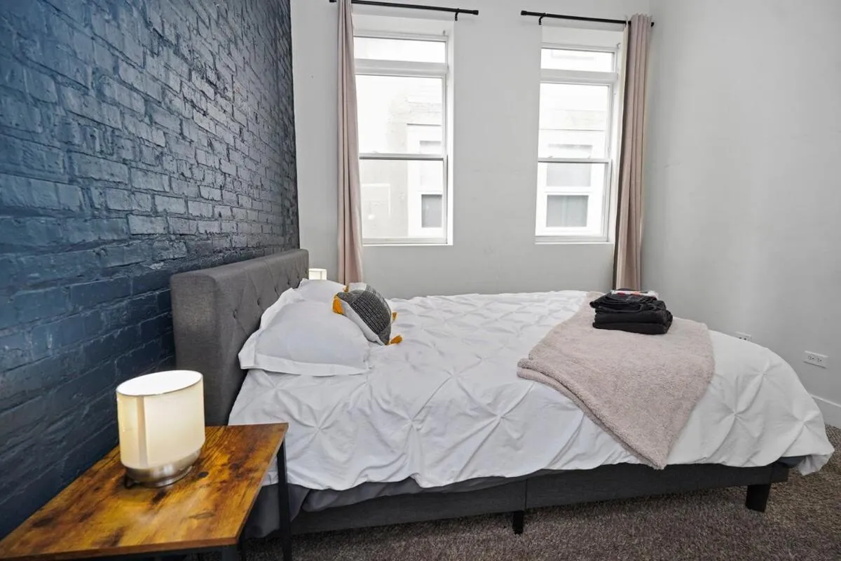 Bed in Modern 2BR 420 Friendly in Chicago South Loop Near Museum Campus, McCormick Place and Soldier Field