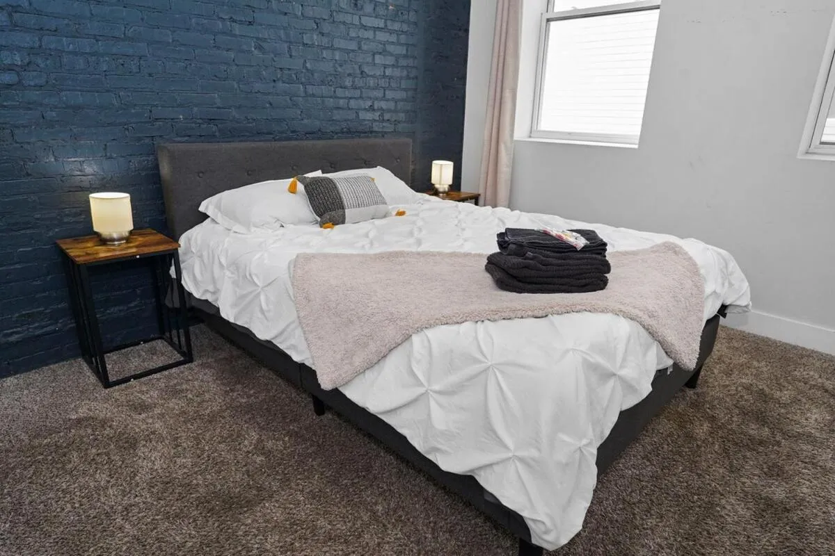 Bed in Modern 2BR 420 Friendly in Chicago South Loop Near Museum Campus, McCormick Place and Soldier Field