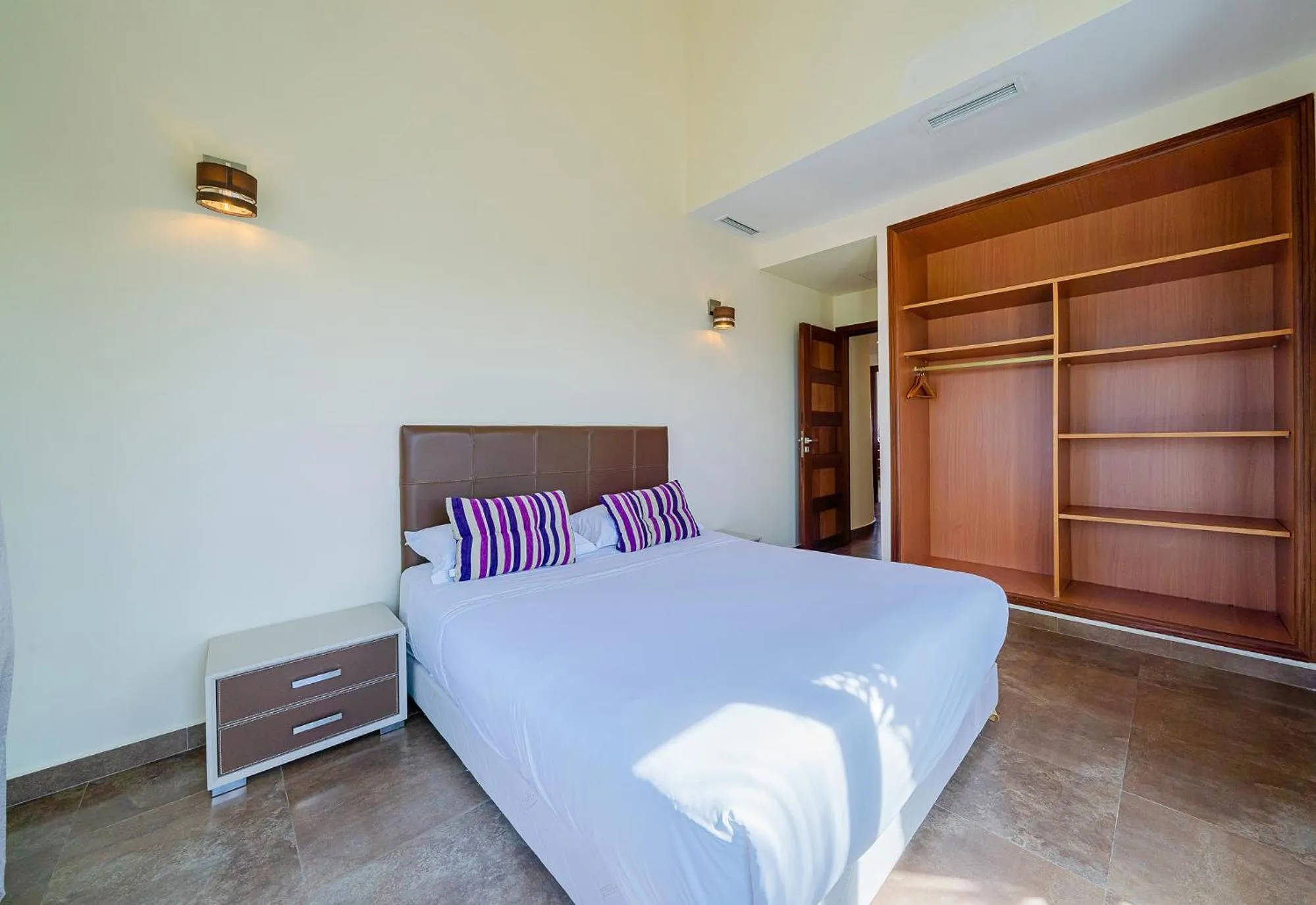 Bedroom, Bed in Mnar Castle