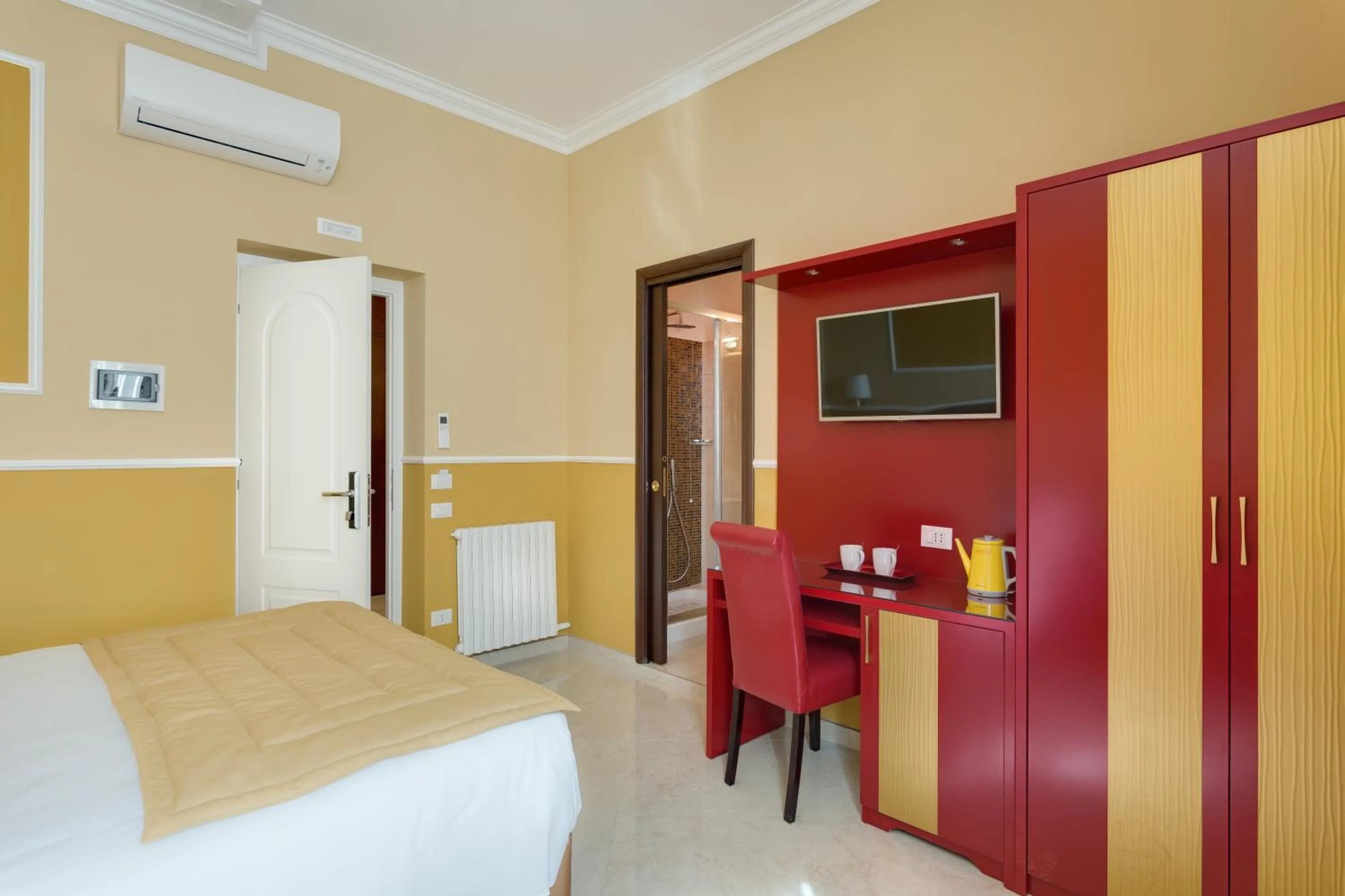 Photo of the whole room, Bed in Quality in Rome