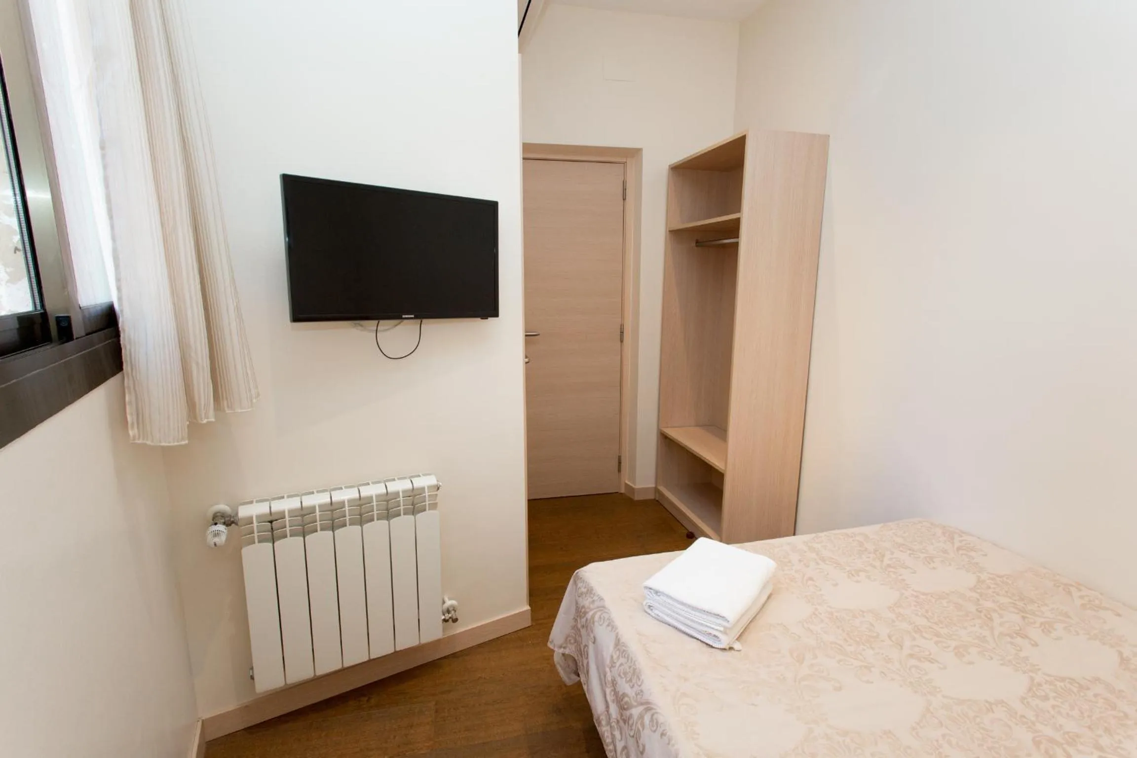 TV and multimedia, Bed in Hostal Excellence