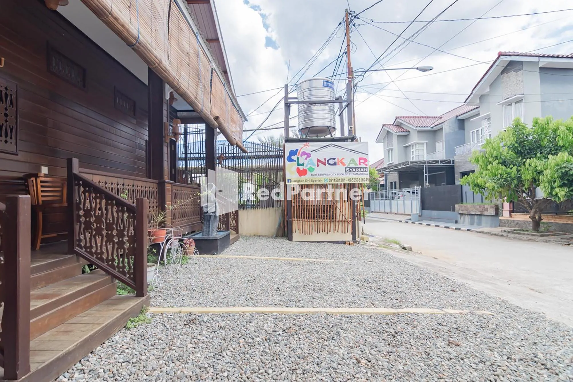 Parking in Langkar Guest House Syariah Mitra RedDoorz