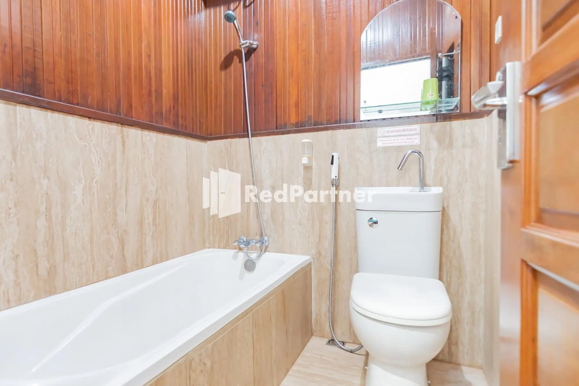 Bathroom in Langkar Guest House Syariah Mitra RedDoorz