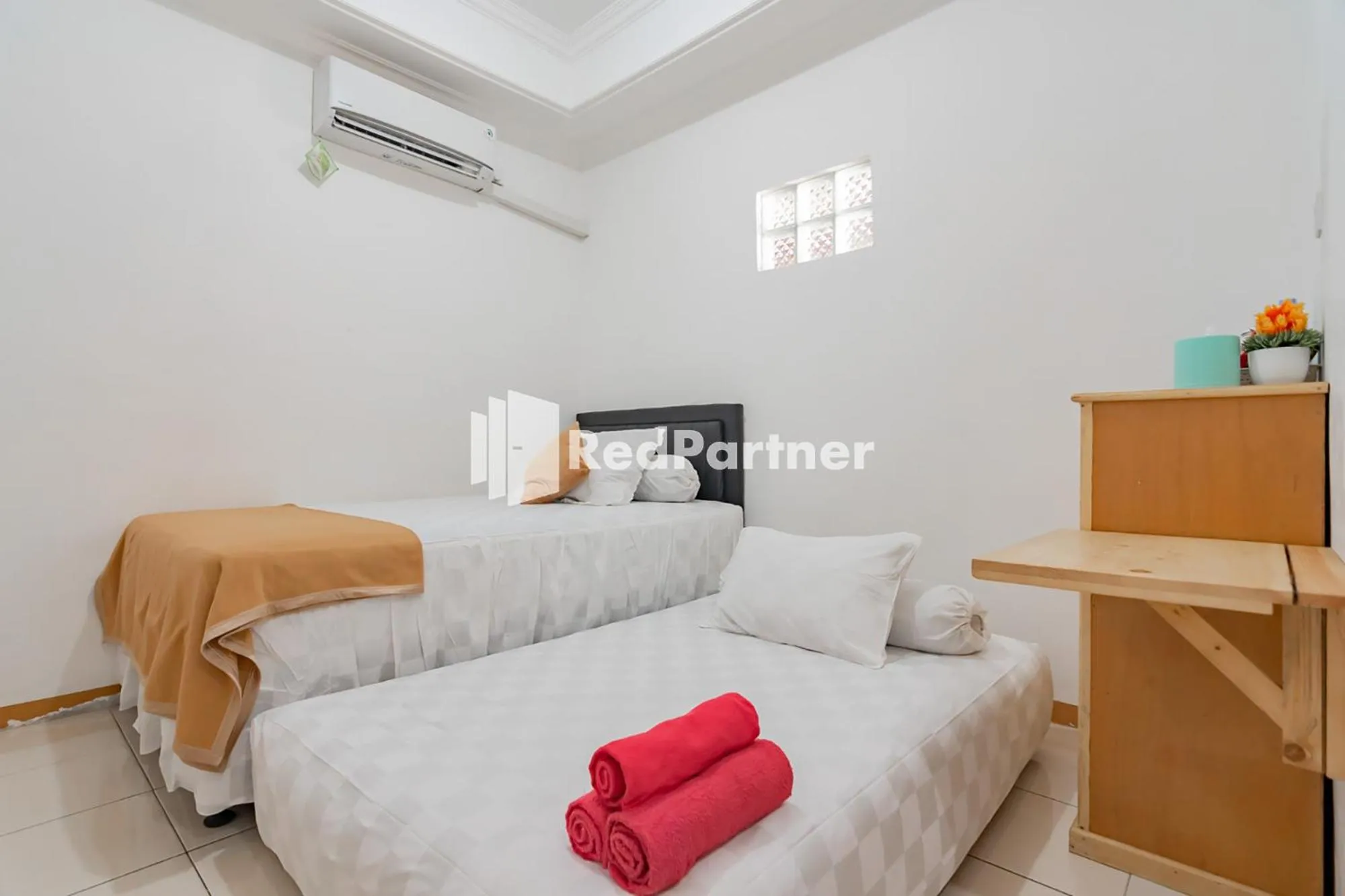 Bedroom, Bed in Langkar Guest House Syariah Mitra RedDoorz