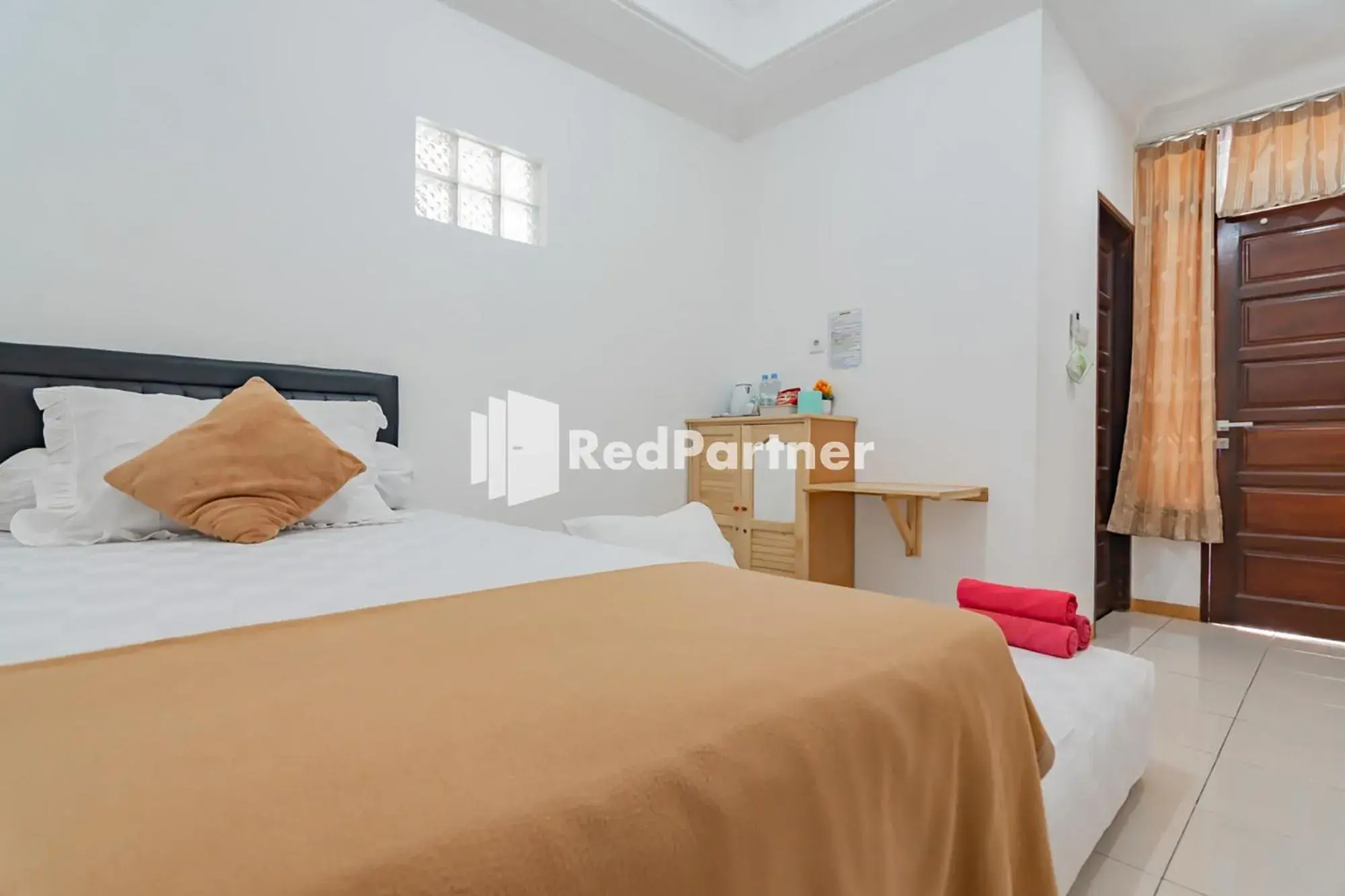 Twin Room in Langkar Guest House Syariah Mitra RedDoorz Twin Room in Langkar Guest House Syariah Mitra RedDoorz