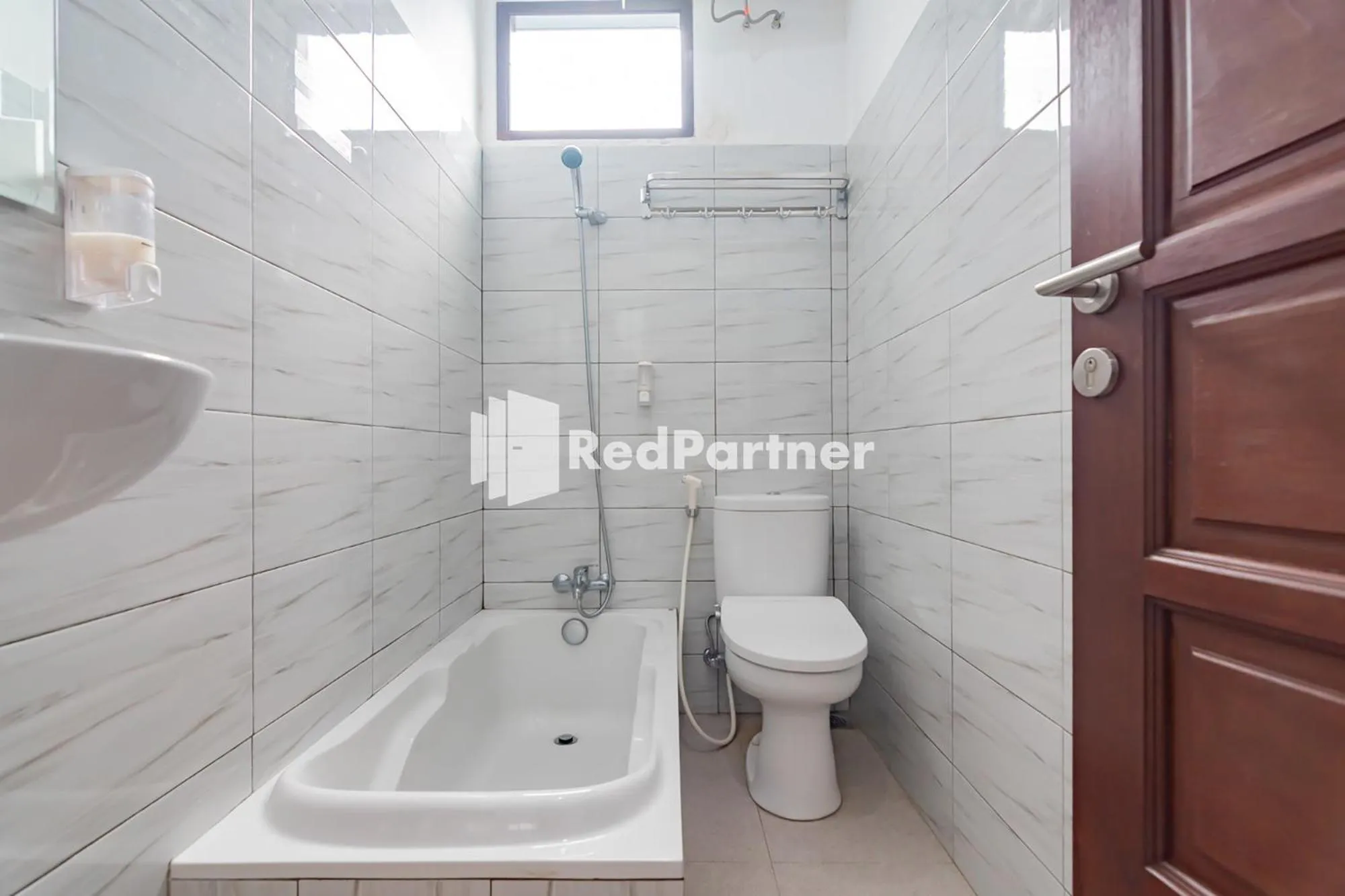 Bathroom in Langkar Guest House Syariah Mitra RedDoorz