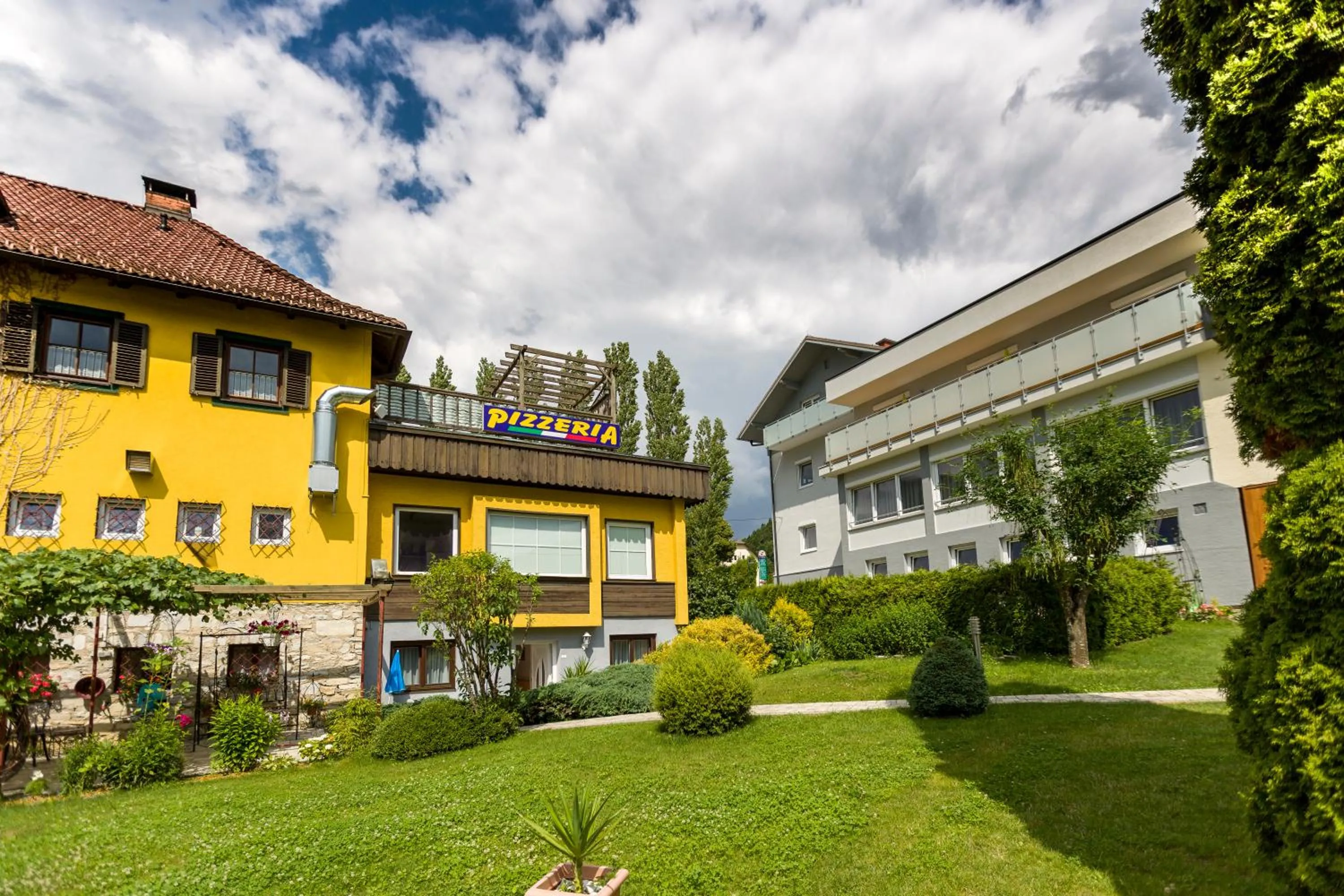 Facade/entrance in Gästehaus Krappinger/Pizzeria Mamma Mia